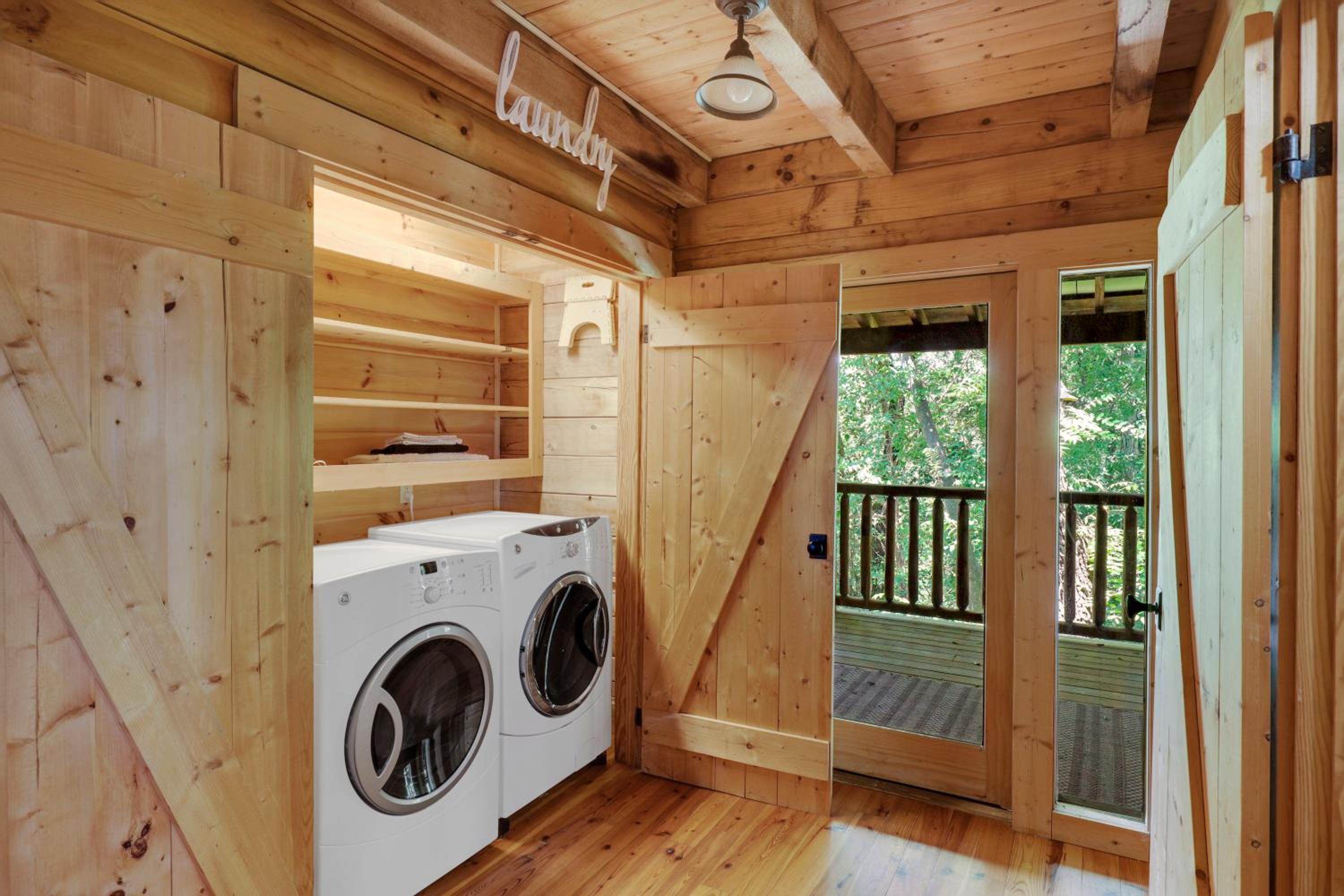 Paradise Glenn, Huge Cabin, Hot Tub, Game Room, 560 FREE tickets each paid day!
