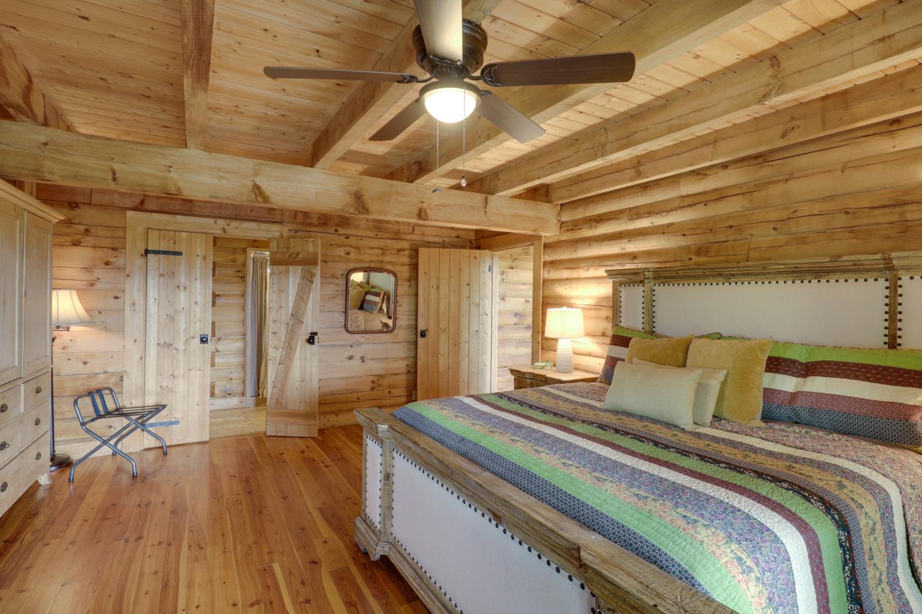 Paradise Glenn, Huge Cabin, Hot Tub, Game Room, 560 FREE tickets each paid day!