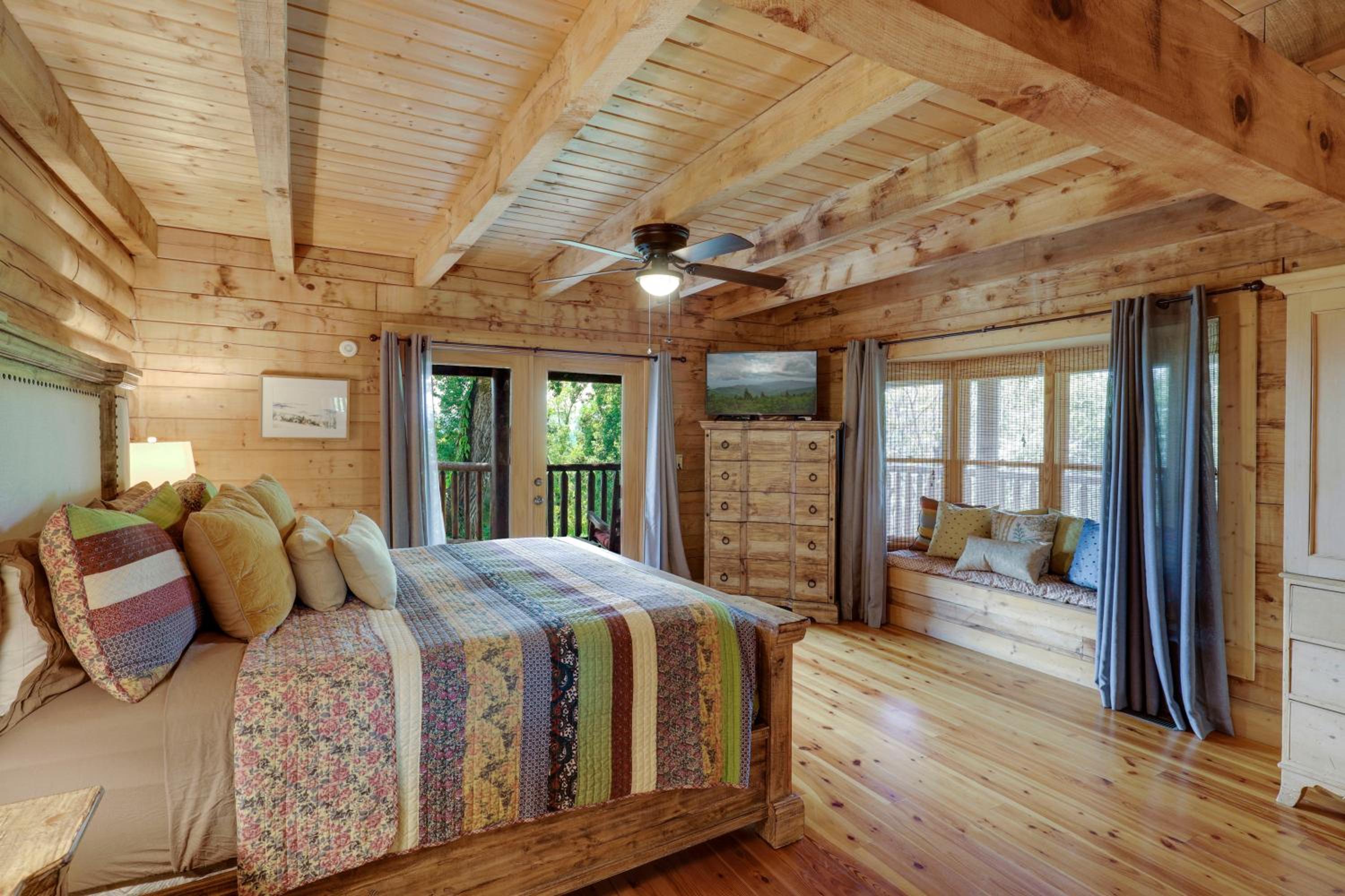 Paradise Glenn, Huge Cabin, Hot Tub, Game Room, 560 FREE tickets each paid day!