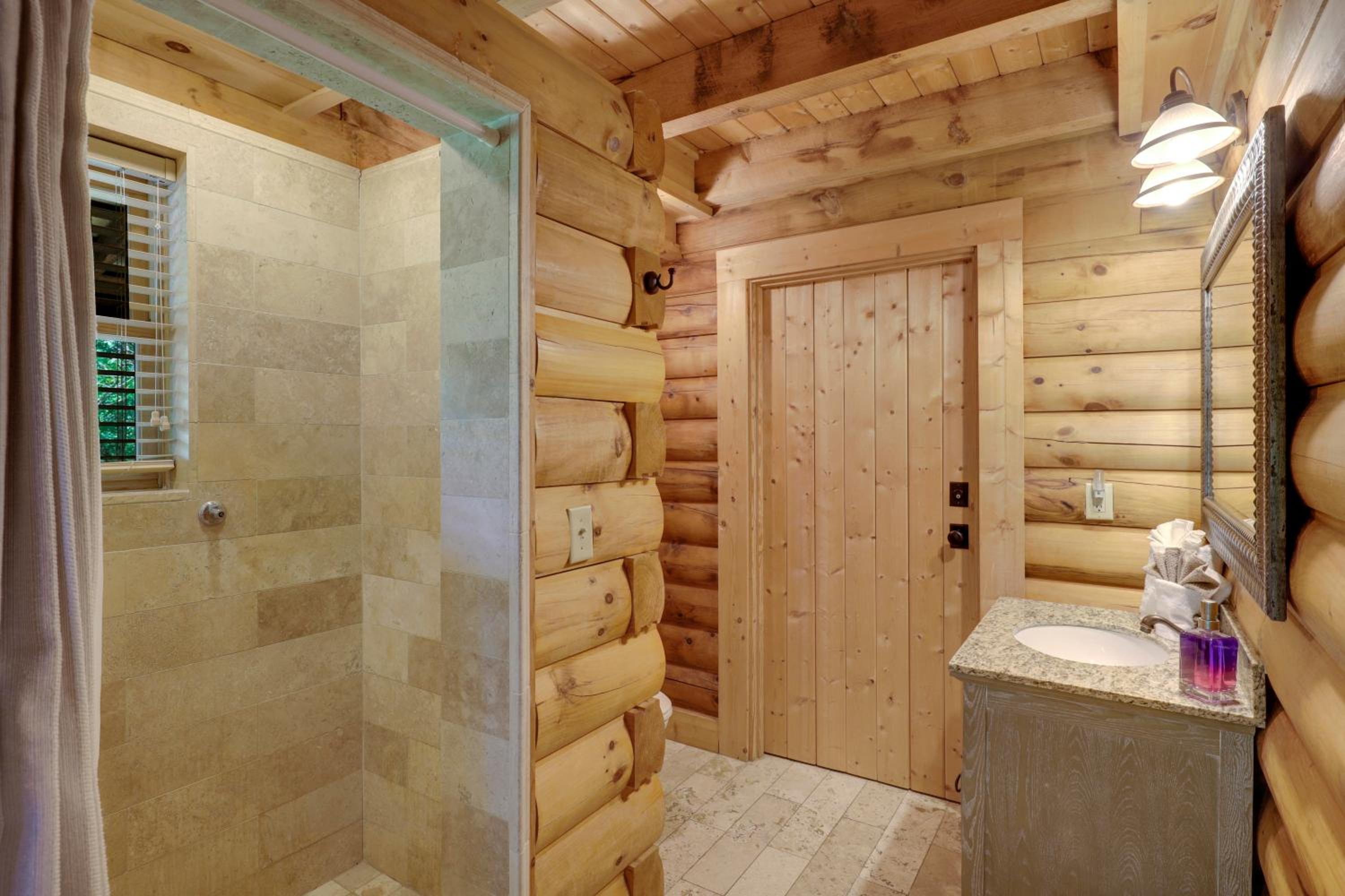 Paradise Glenn, Huge Cabin, Hot Tub, Game Room, 560 FREE tickets each paid day!
