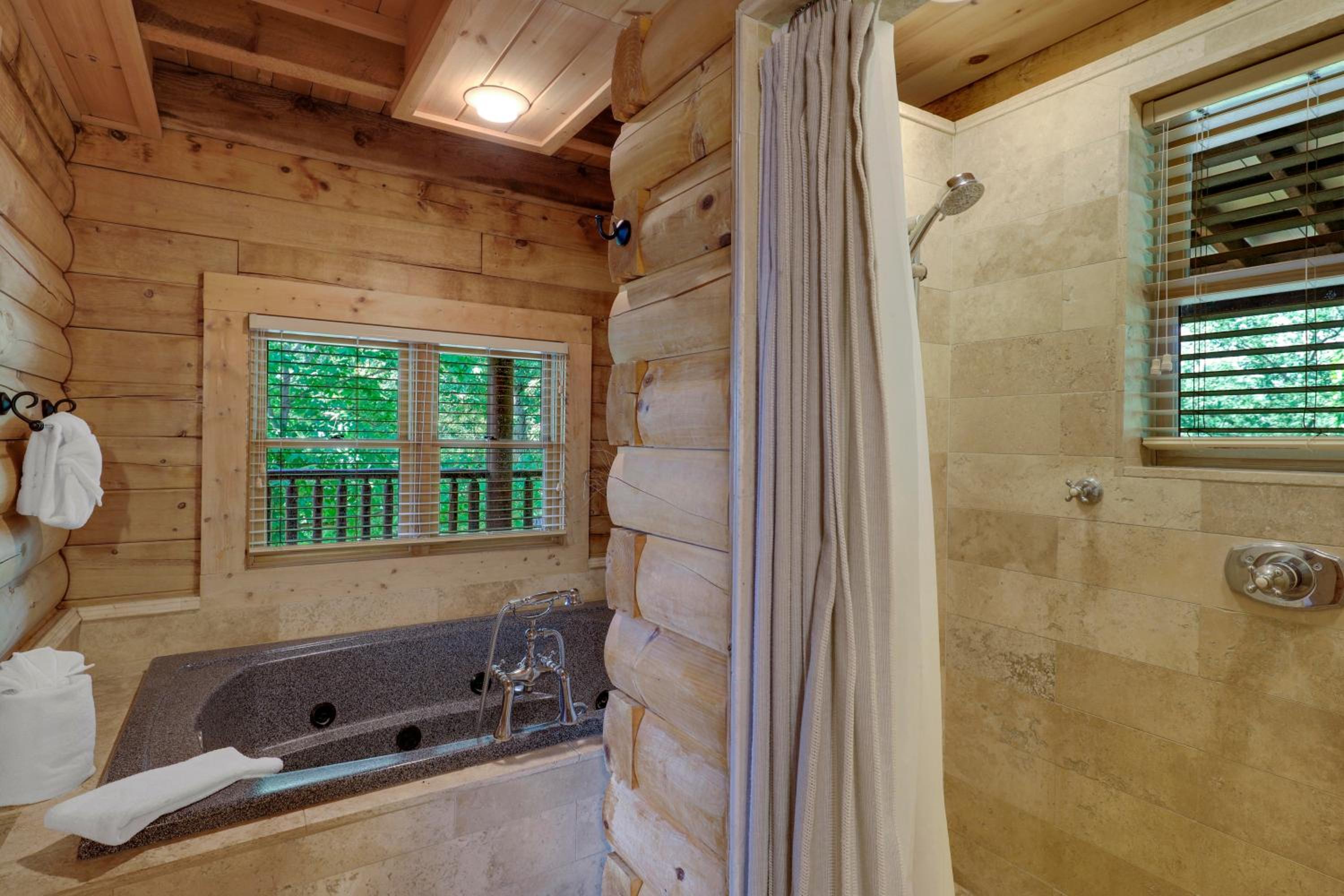 Paradise Glenn, Huge Cabin, Hot Tub, Game Room, 560 FREE tickets each paid day!