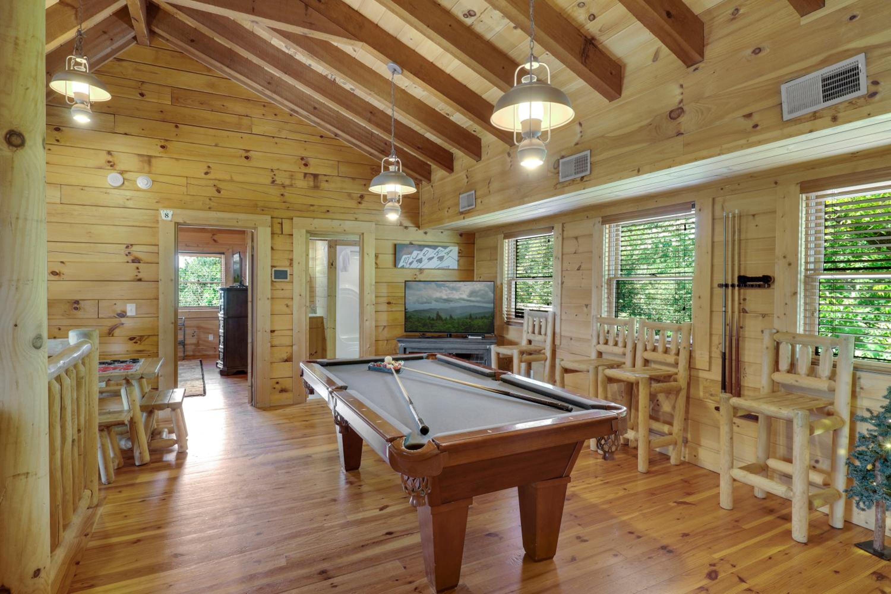 Paradise Glenn, Huge Cabin, Hot Tub, Game Room, 560 FREE tickets each paid day!