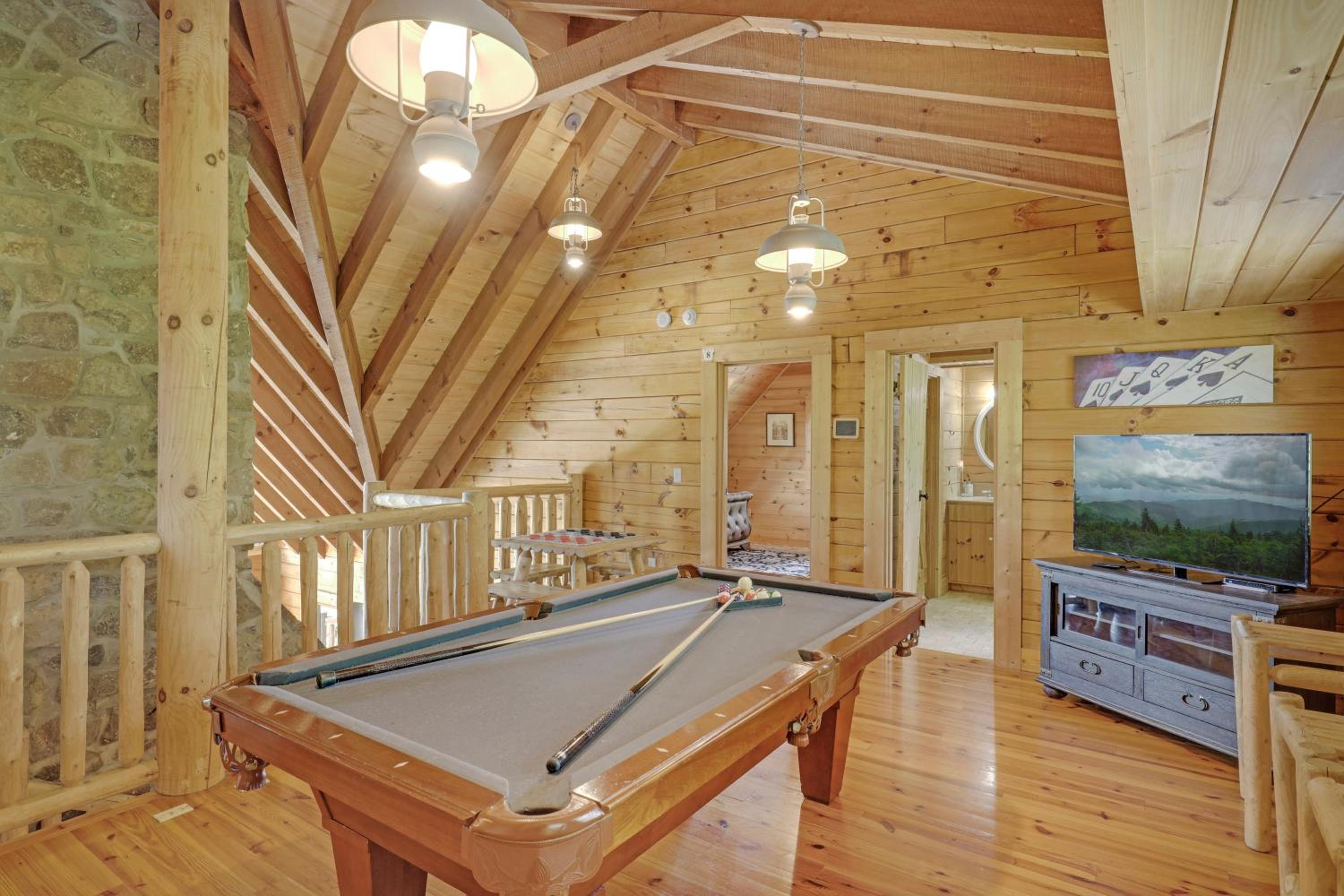 Paradise Glenn, Huge Cabin, Hot Tub, Game Room, 560 FREE tickets each paid day!