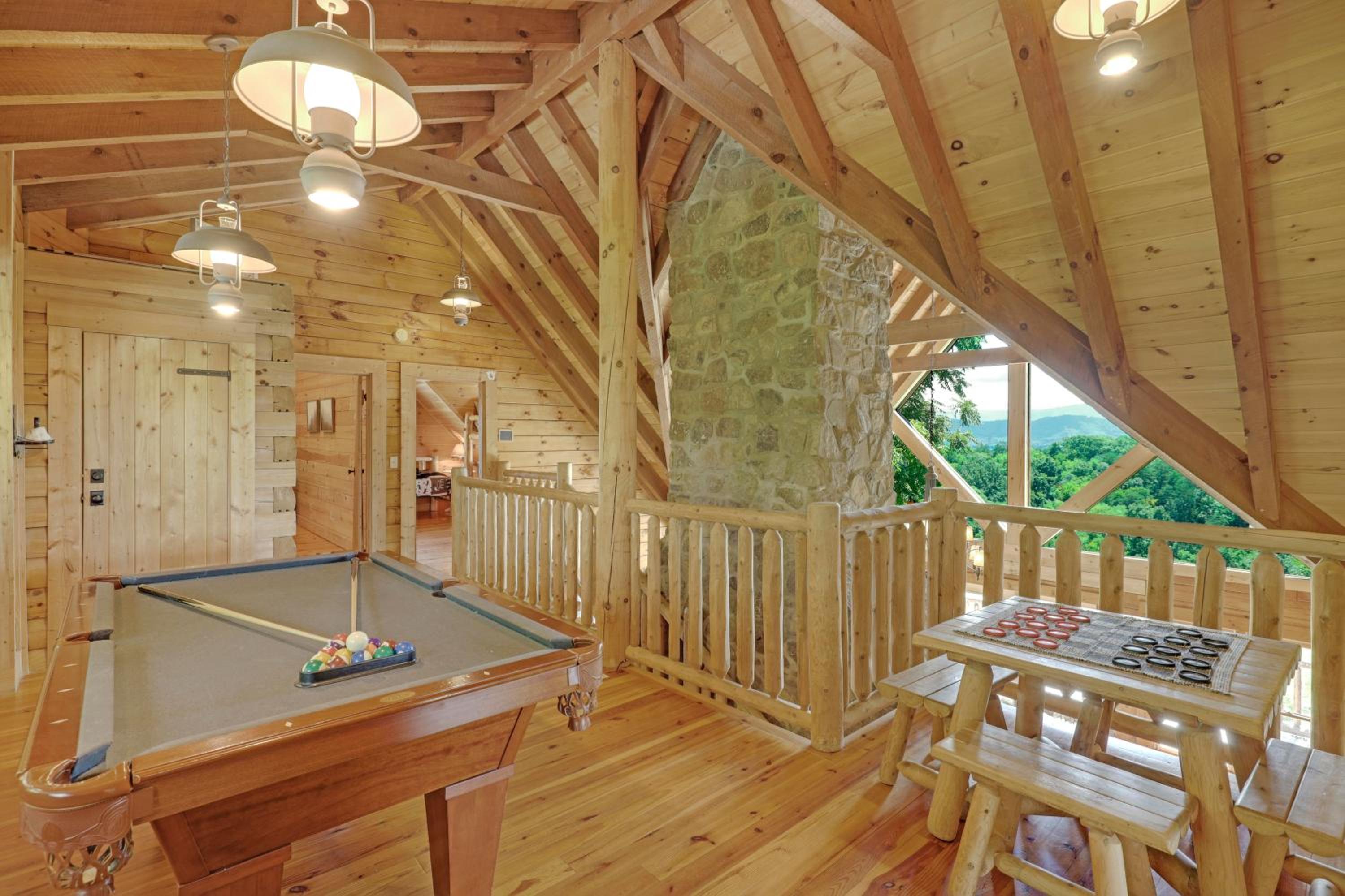 Paradise Glenn, Huge Cabin, Hot Tub, Game Room, 560 FREE tickets each paid day!