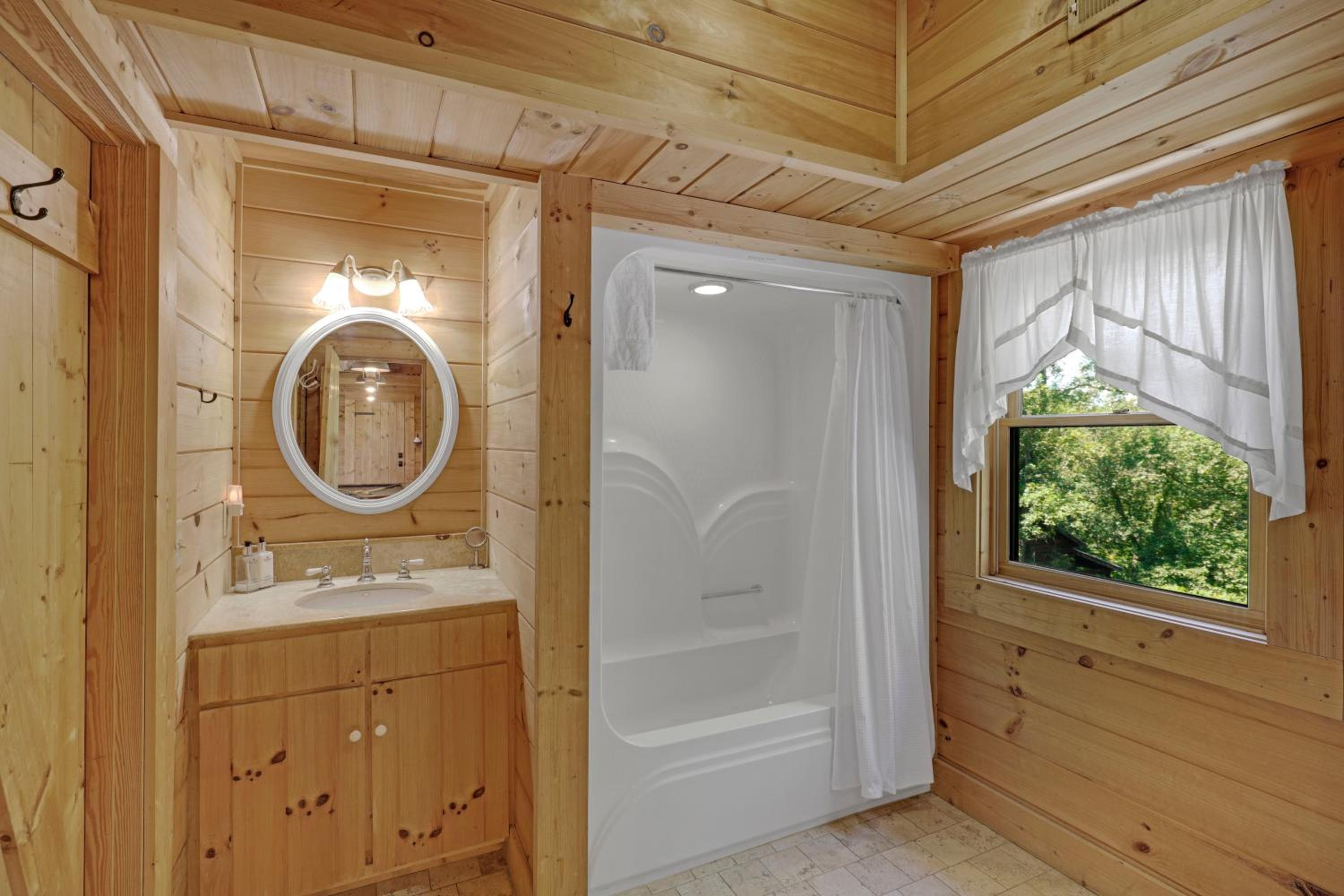 Paradise Glenn, Huge Cabin, Hot Tub, Game Room, 560 FREE tickets each paid day!