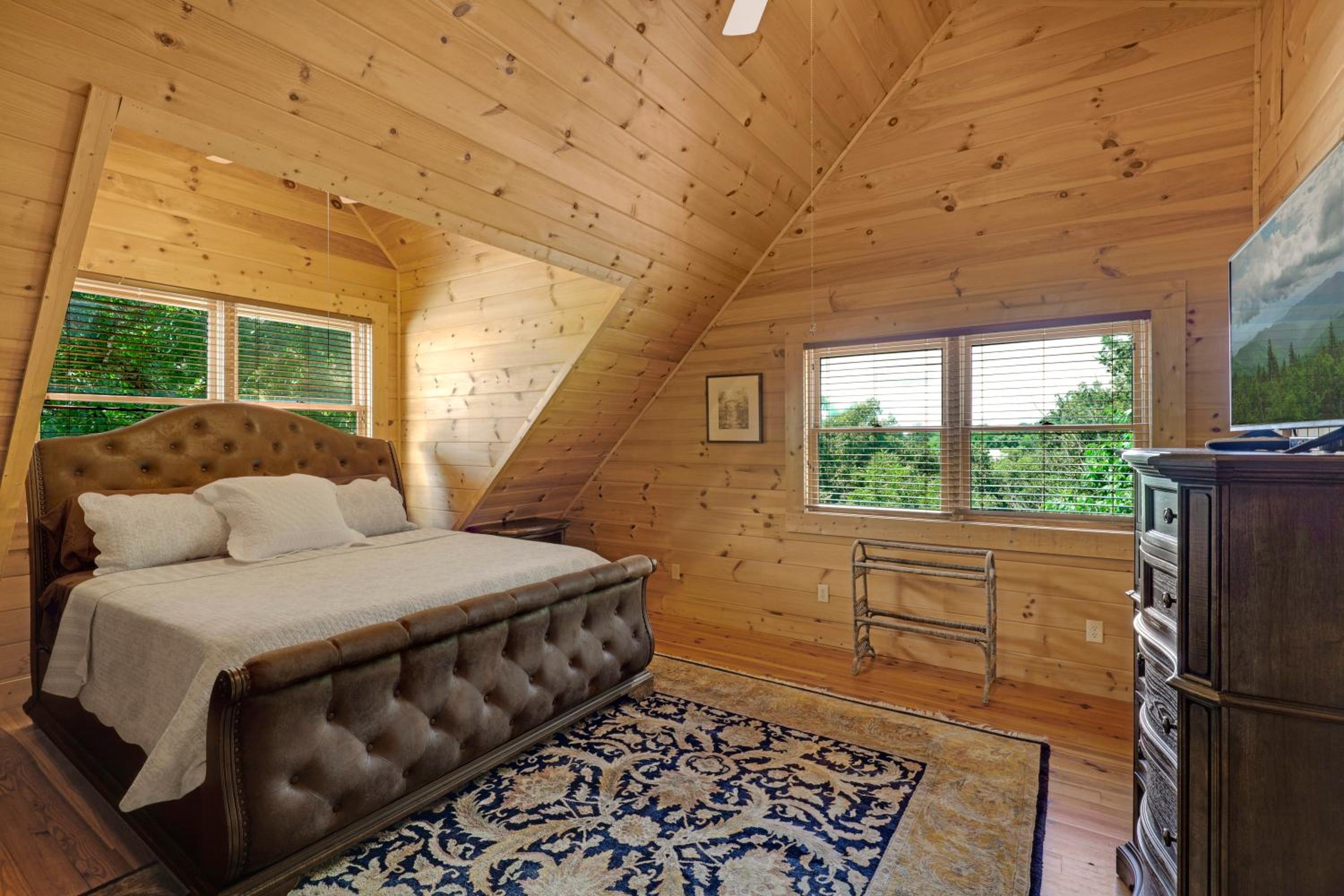 Paradise Glenn, Huge Cabin, Hot Tub, Game Room, 560 FREE tickets each paid day!