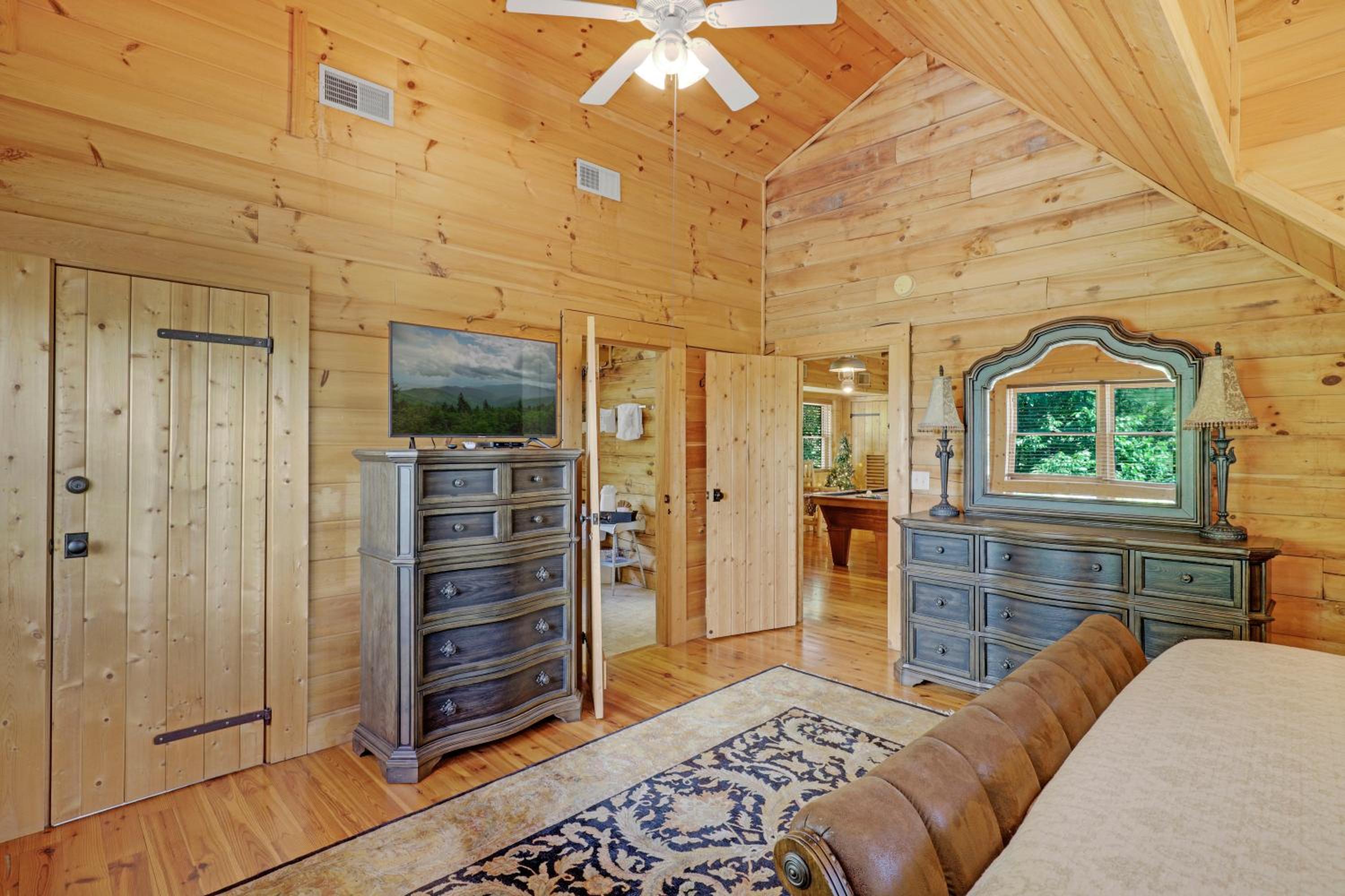 Paradise Glenn, Huge Cabin, Hot Tub, Game Room, 560 FREE tickets each paid day!