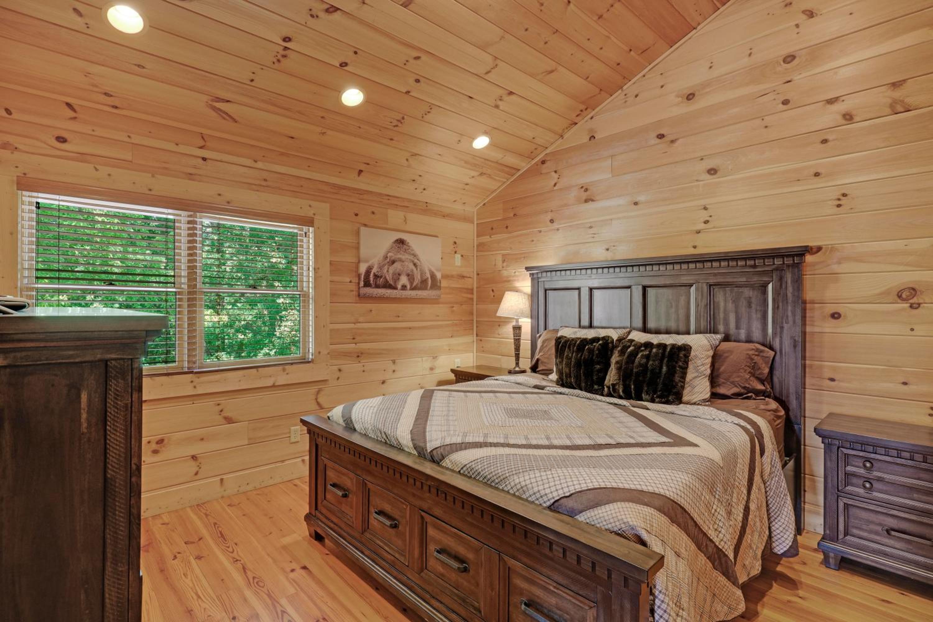 Paradise Glenn, Huge Cabin, Hot Tub, Game Room, 560 FREE tickets each paid day!