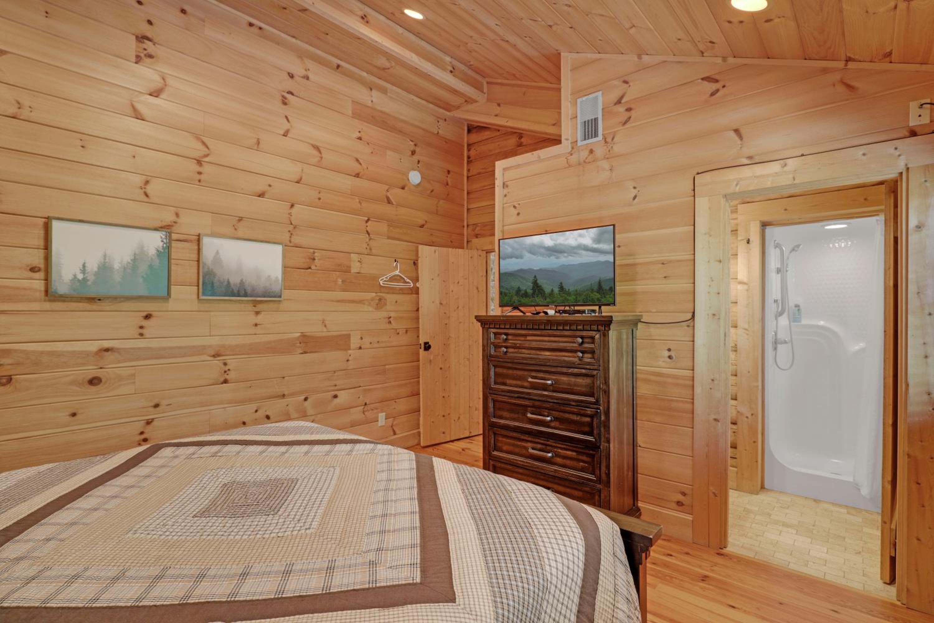 Paradise Glenn, Huge Cabin, Hot Tub, Game Room, 560 FREE tickets each paid day!