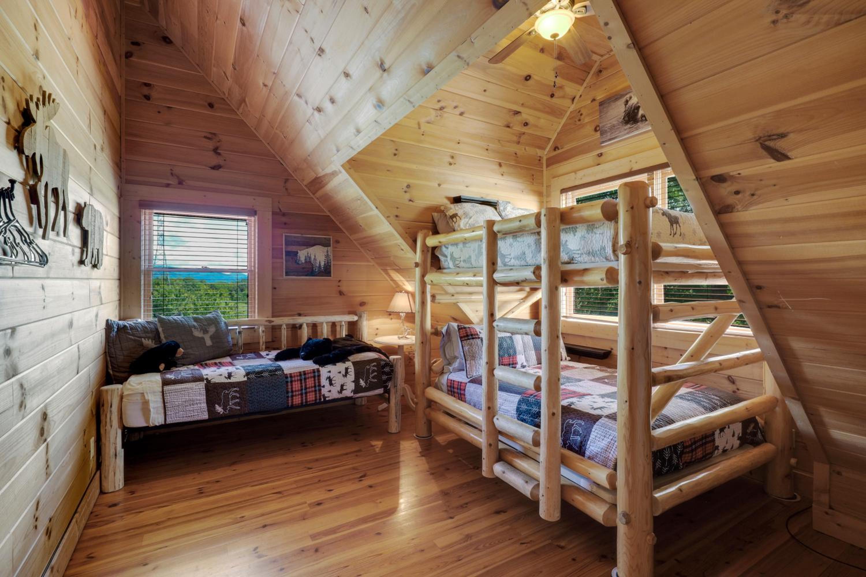 Paradise Glenn, Huge Cabin, Hot Tub, Game Room, 560 FREE tickets each paid day!
