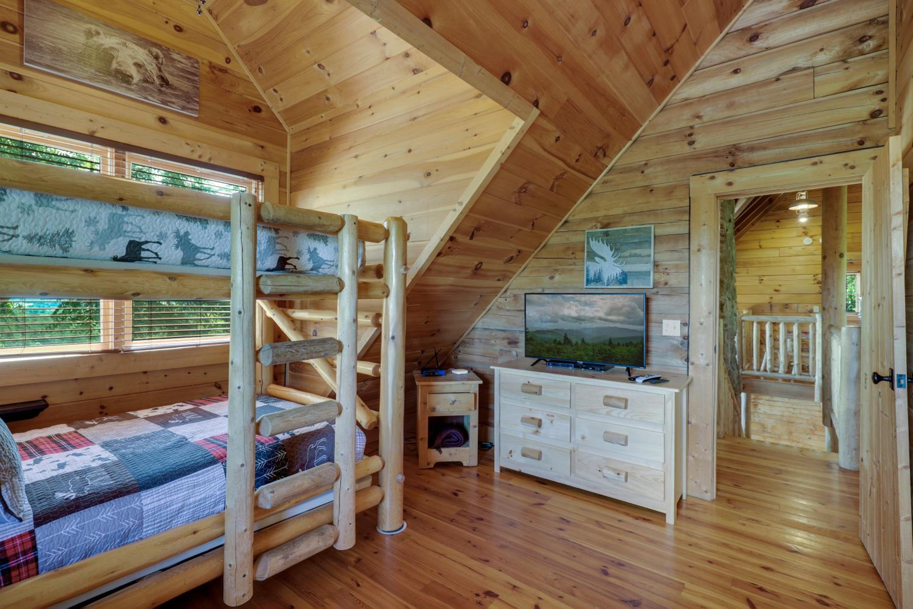 Paradise Glenn, Huge Cabin, Hot Tub, Game Room, 560 FREE tickets each paid day!