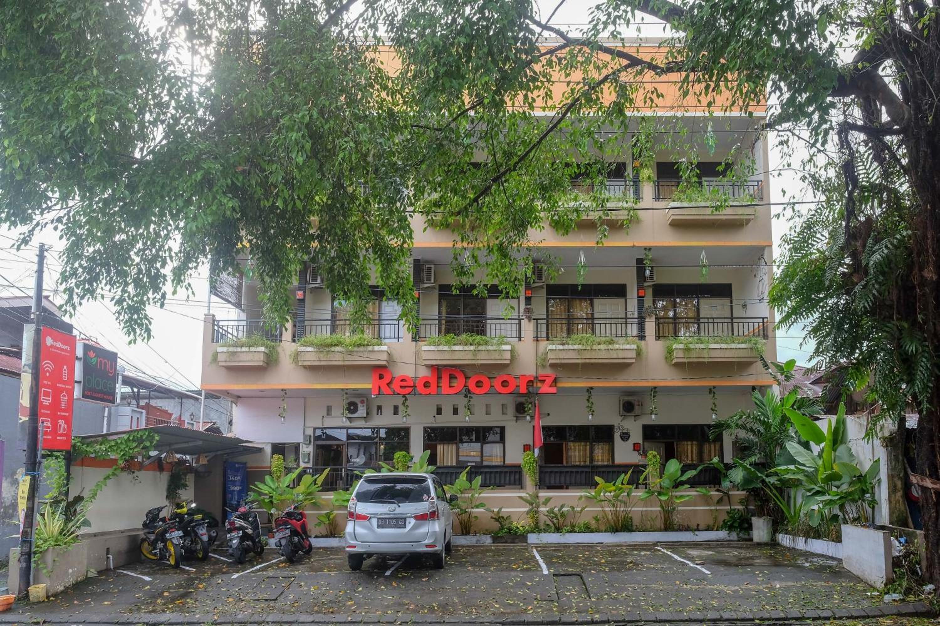 Hotel RedDoorz @ Jalan Pramuka Manado - Image 1