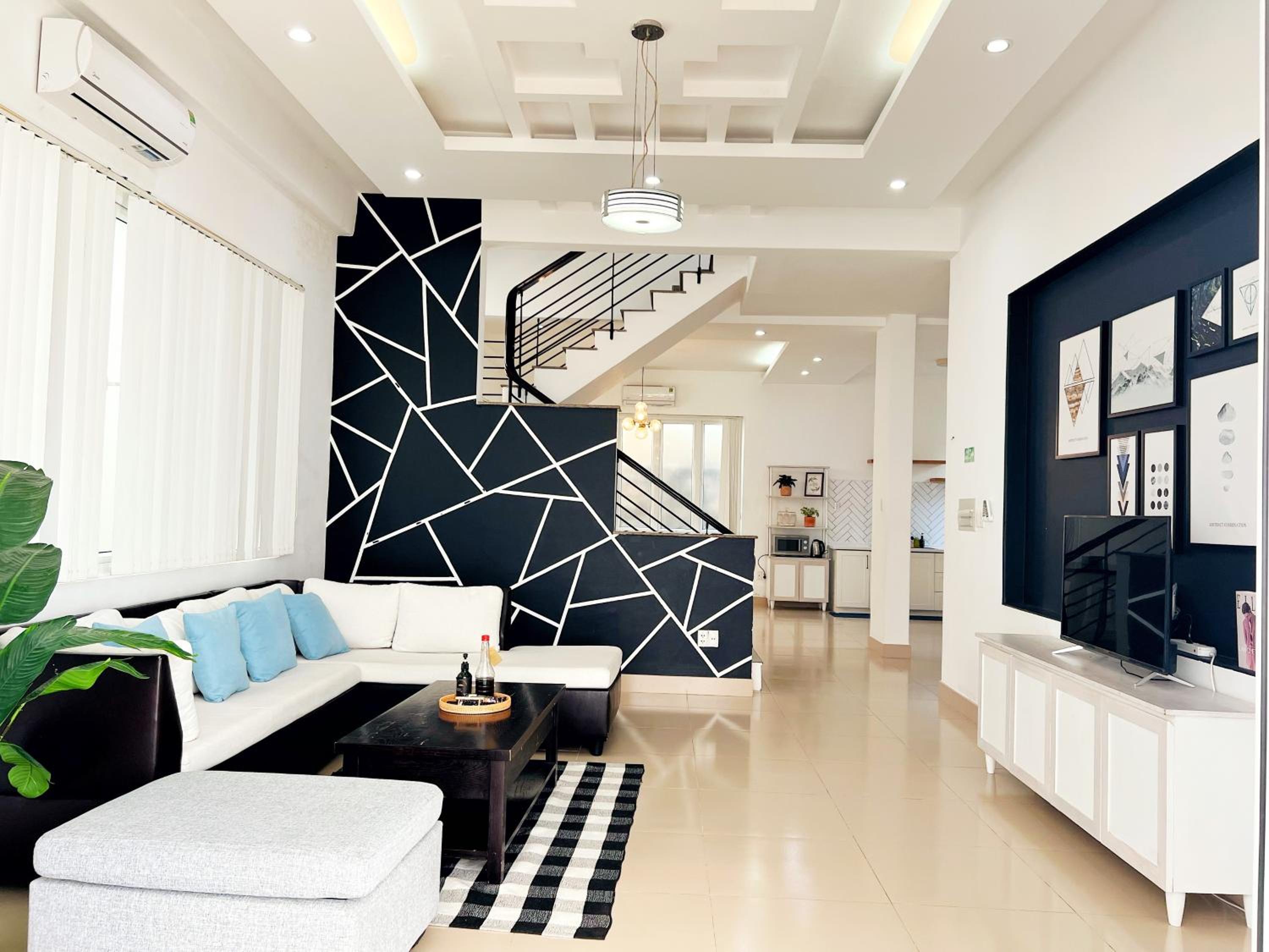 5 Bedroom Villa in Vung Tau- Biệt thự 5 phòng Bãi sau- The Black & White Garden Villa view 4