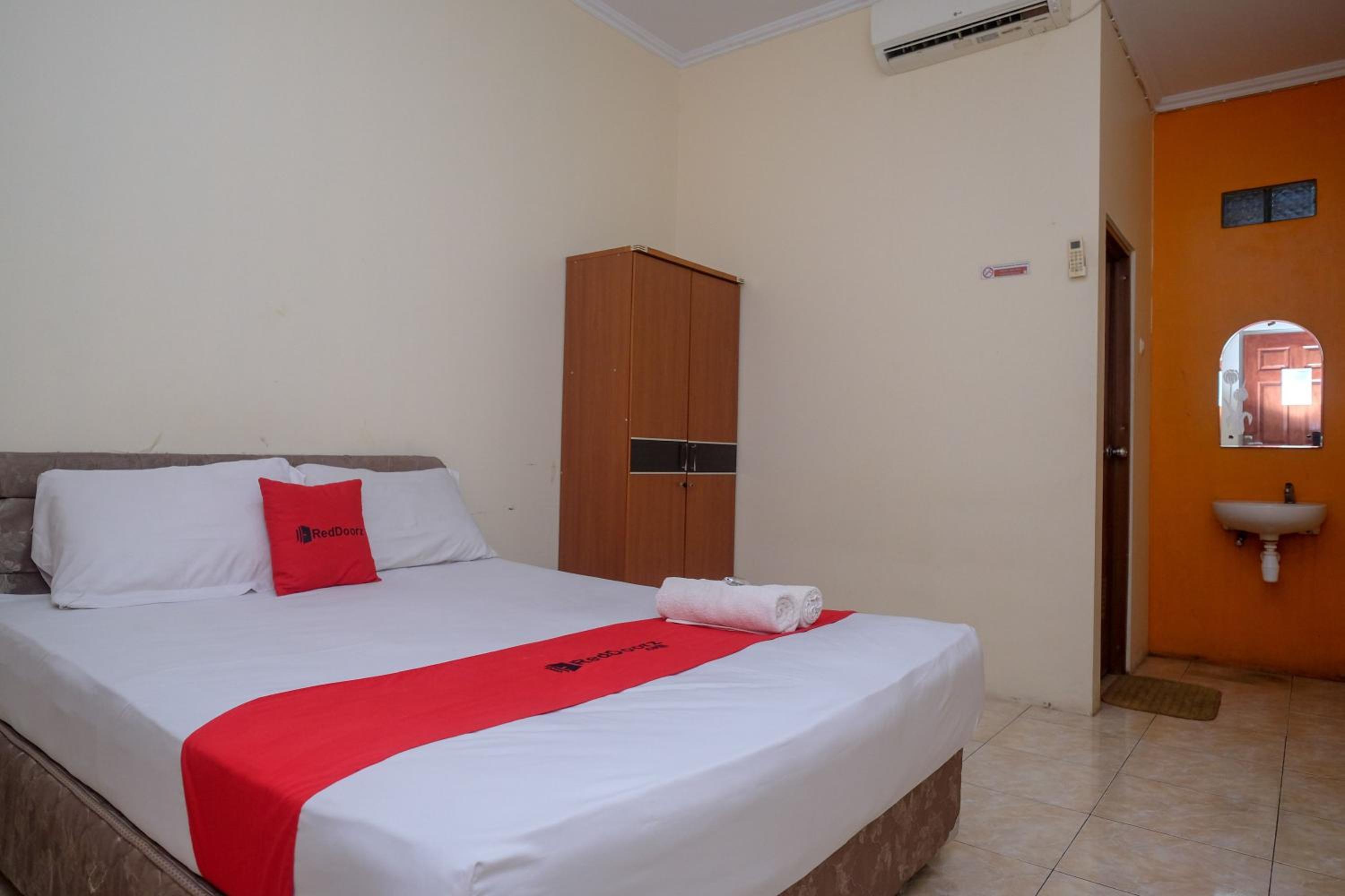 RedDoorz near Jalan Wolter Monginsidi Manado, 마나도 - 14