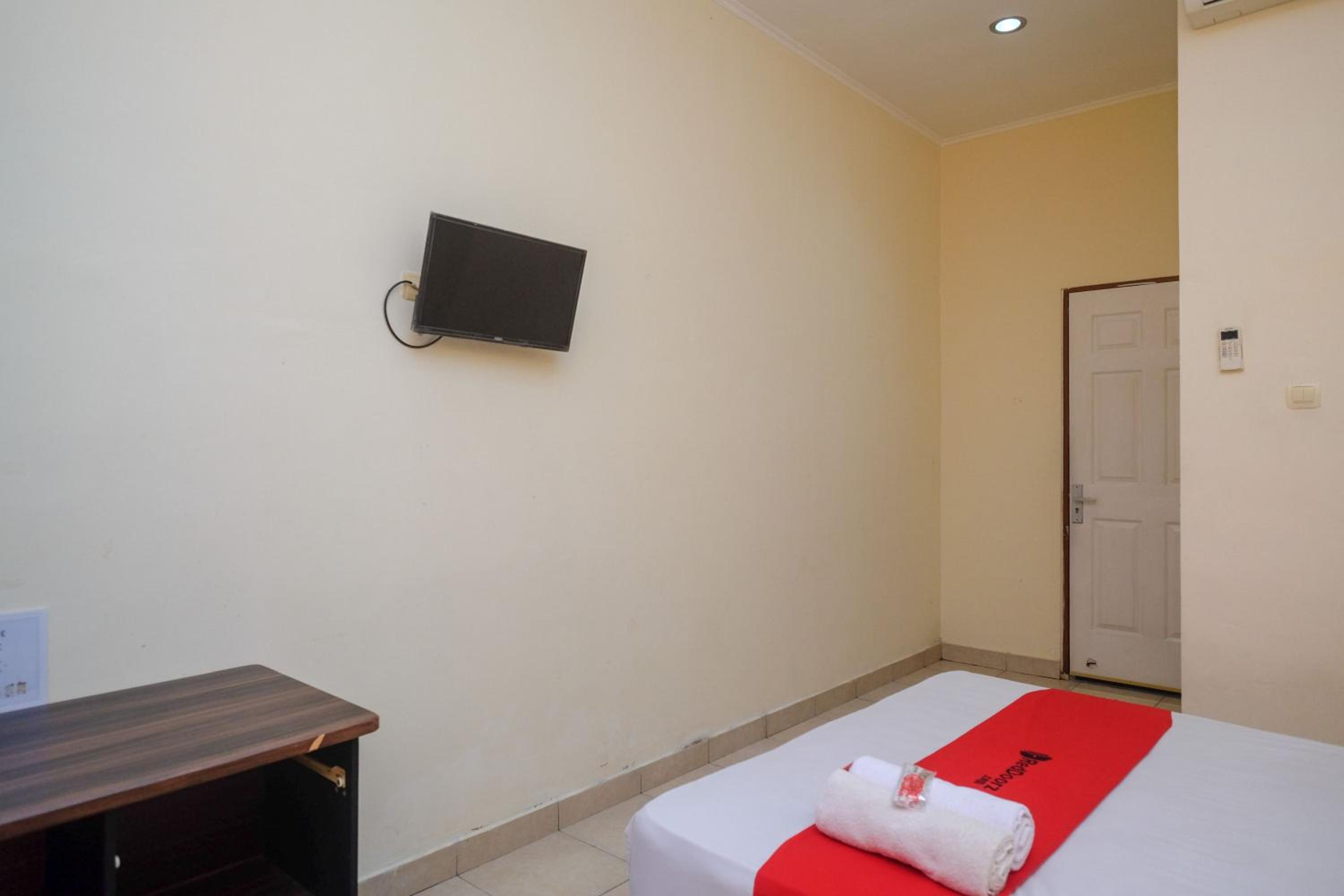RedDoorz near Jalan Wolter Monginsidi Manado, 마나도 - 16