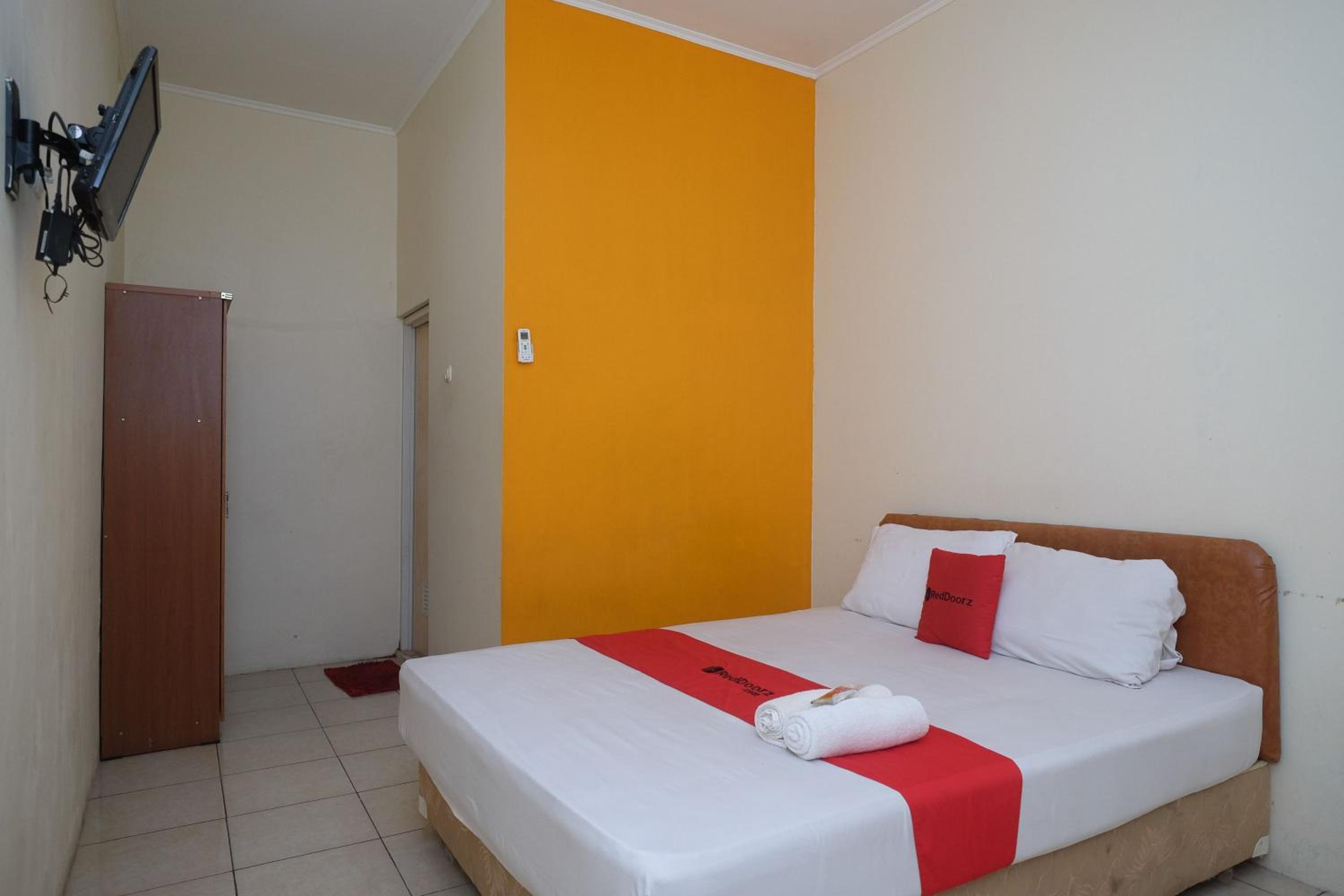 RedDoorz near Jalan Wolter Monginsidi Manado