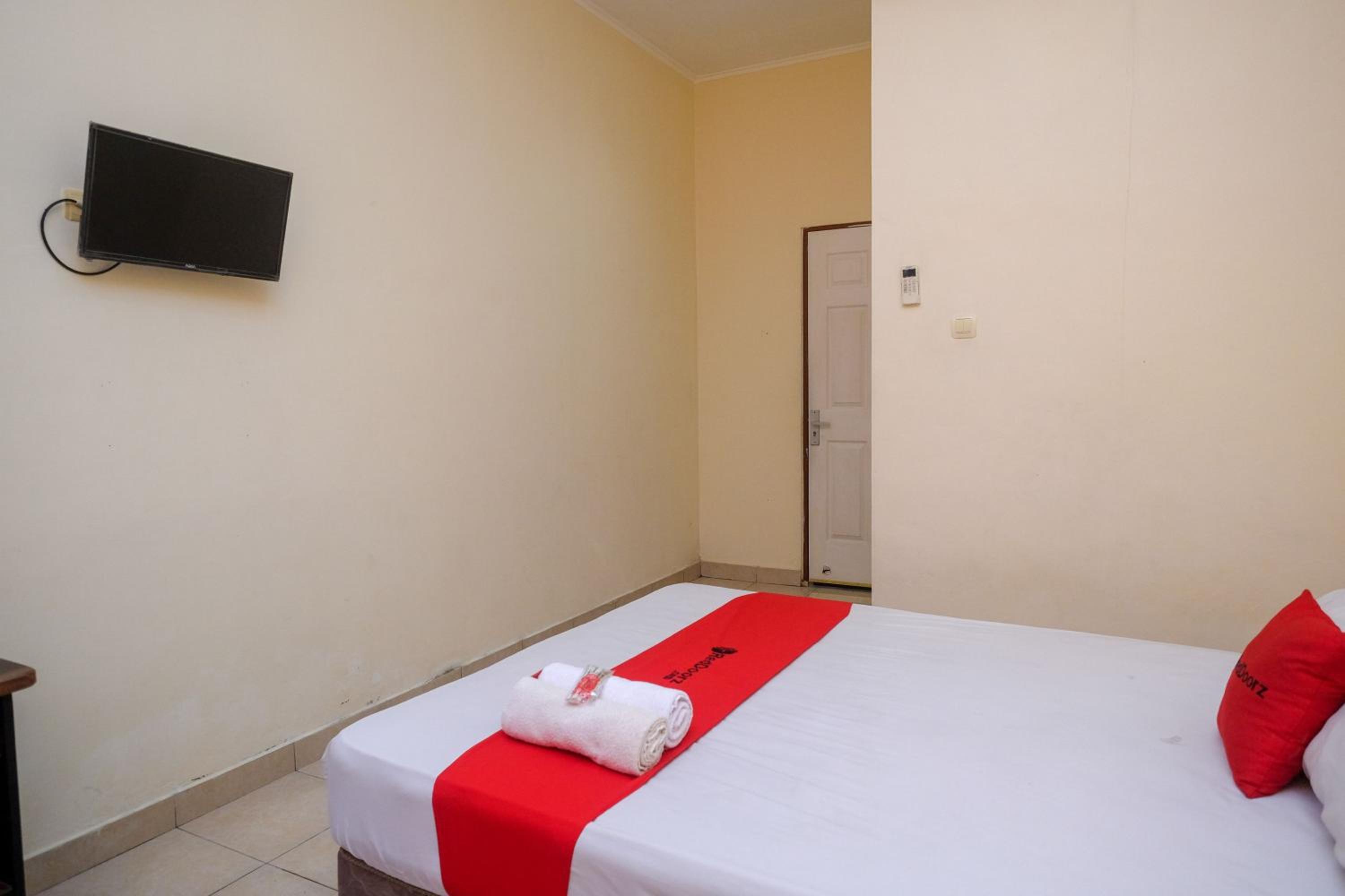 RedDoorz near Jalan Wolter Monginsidi Manado, 마나도 - 24