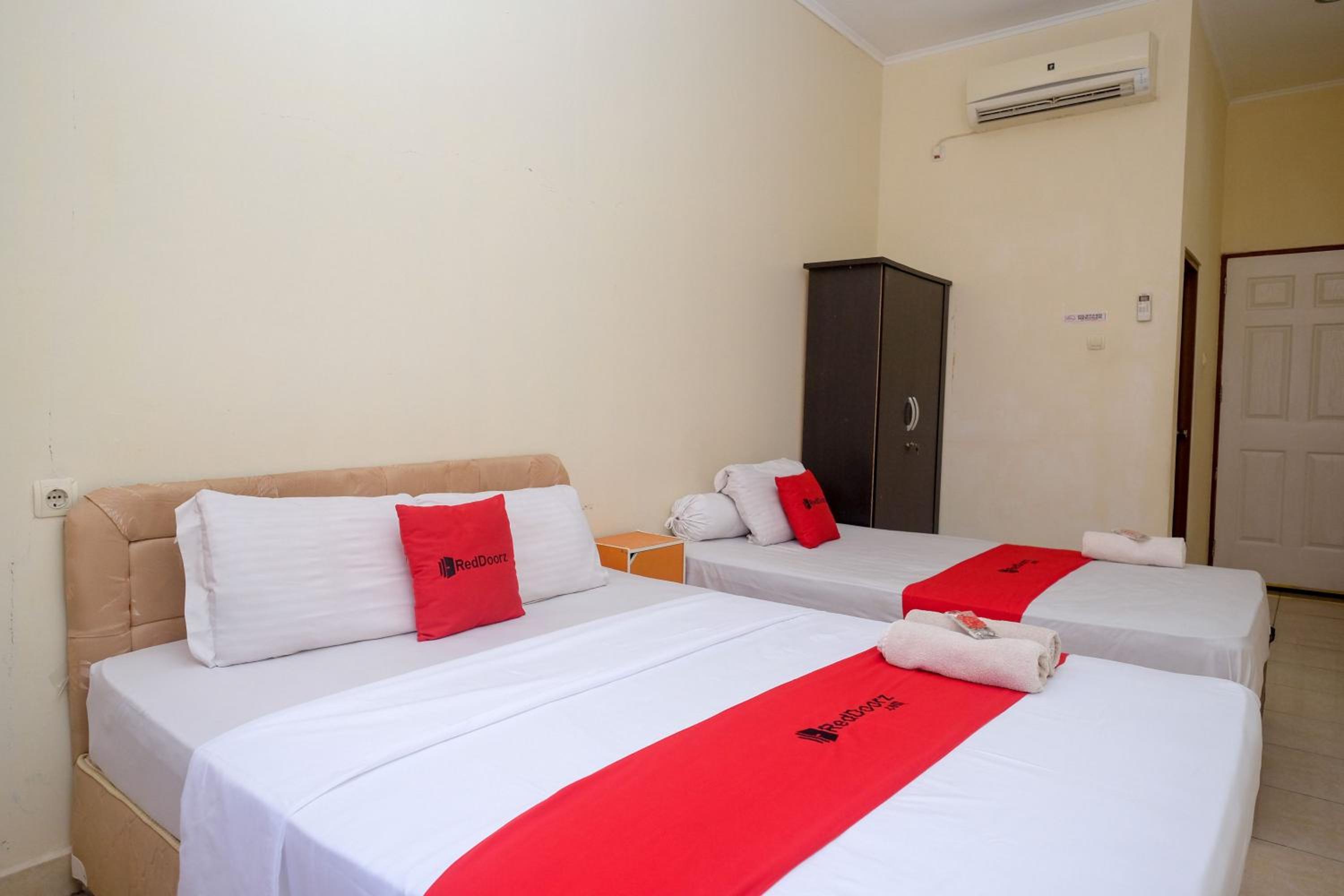 RedDoorz near Jalan Wolter Monginsidi Manado, 마나도 - 23