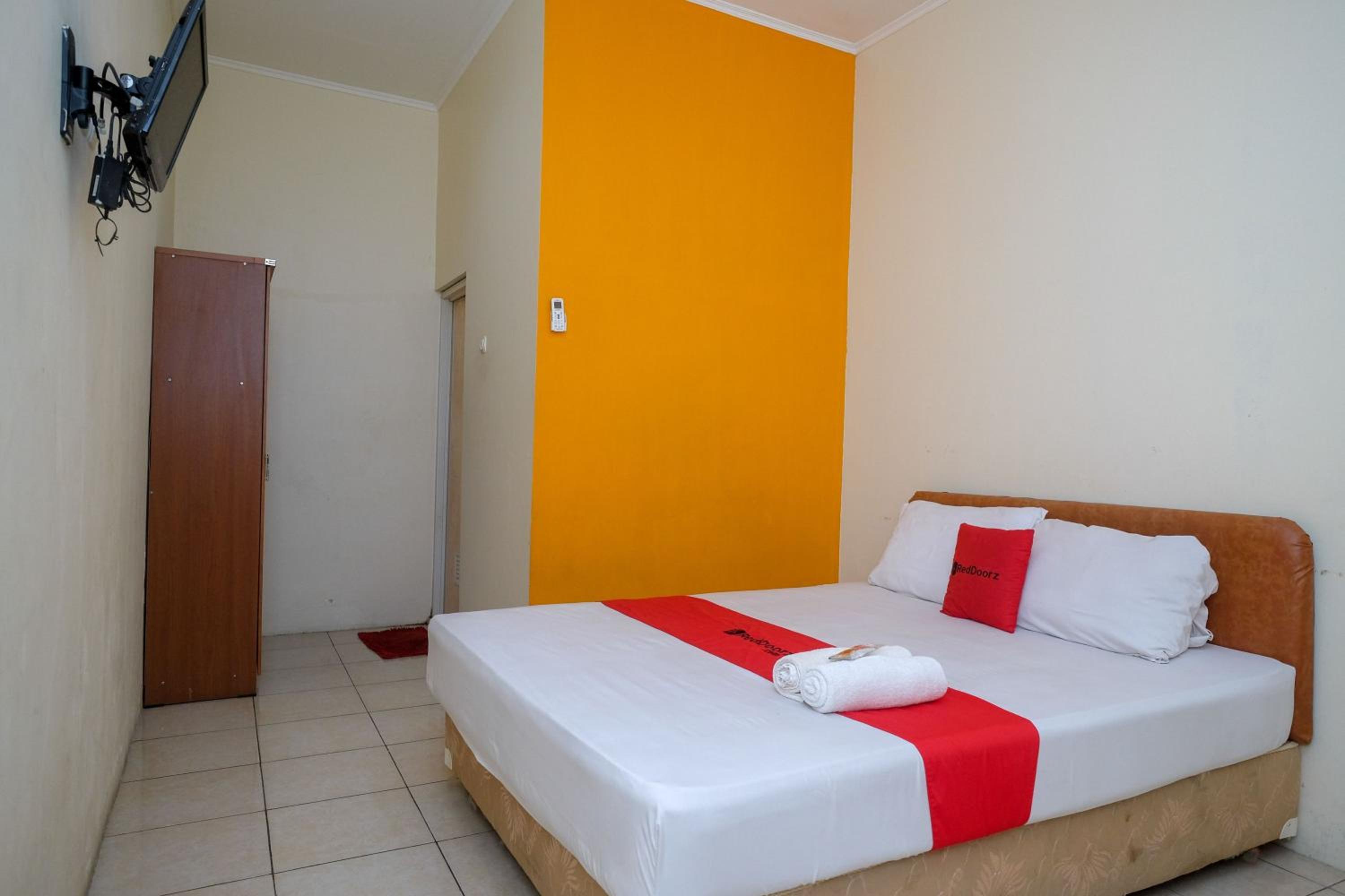 RedDoorz near Jalan Wolter Monginsidi Manado, 마나도 - 18