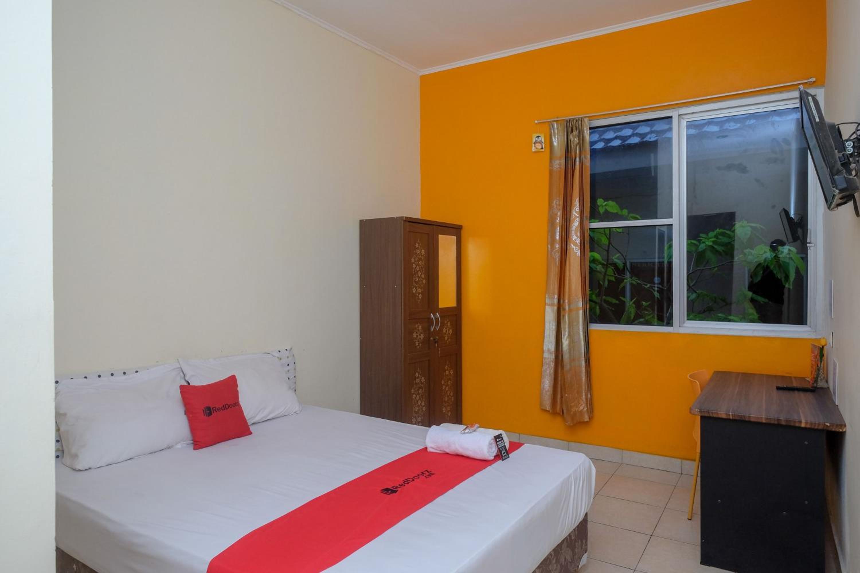 RedDoorz near Jalan Wolter Monginsidi Manado, 마나도 - 21