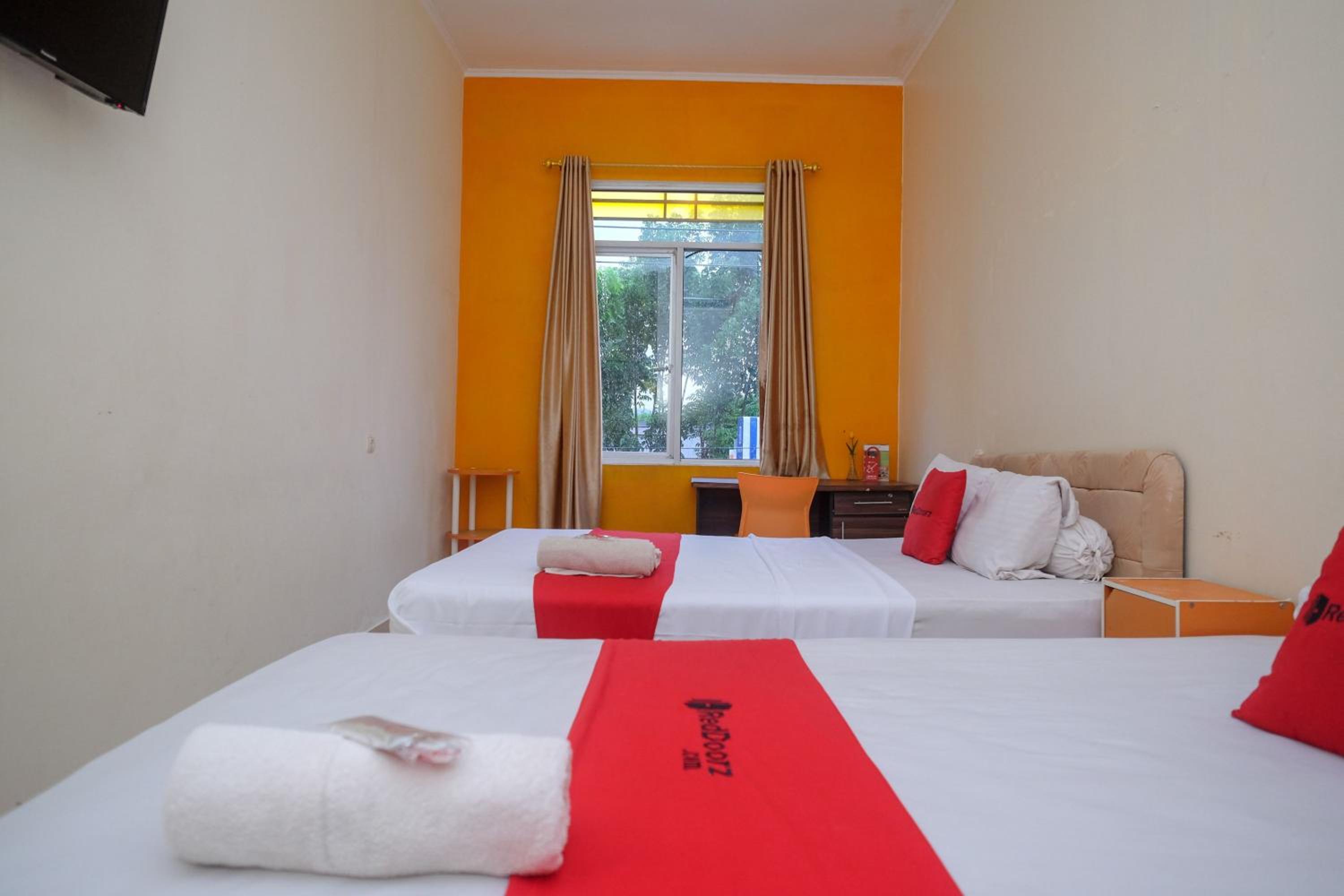 RedDoorz near Jalan Wolter Monginsidi Manado, 마나도 - 19