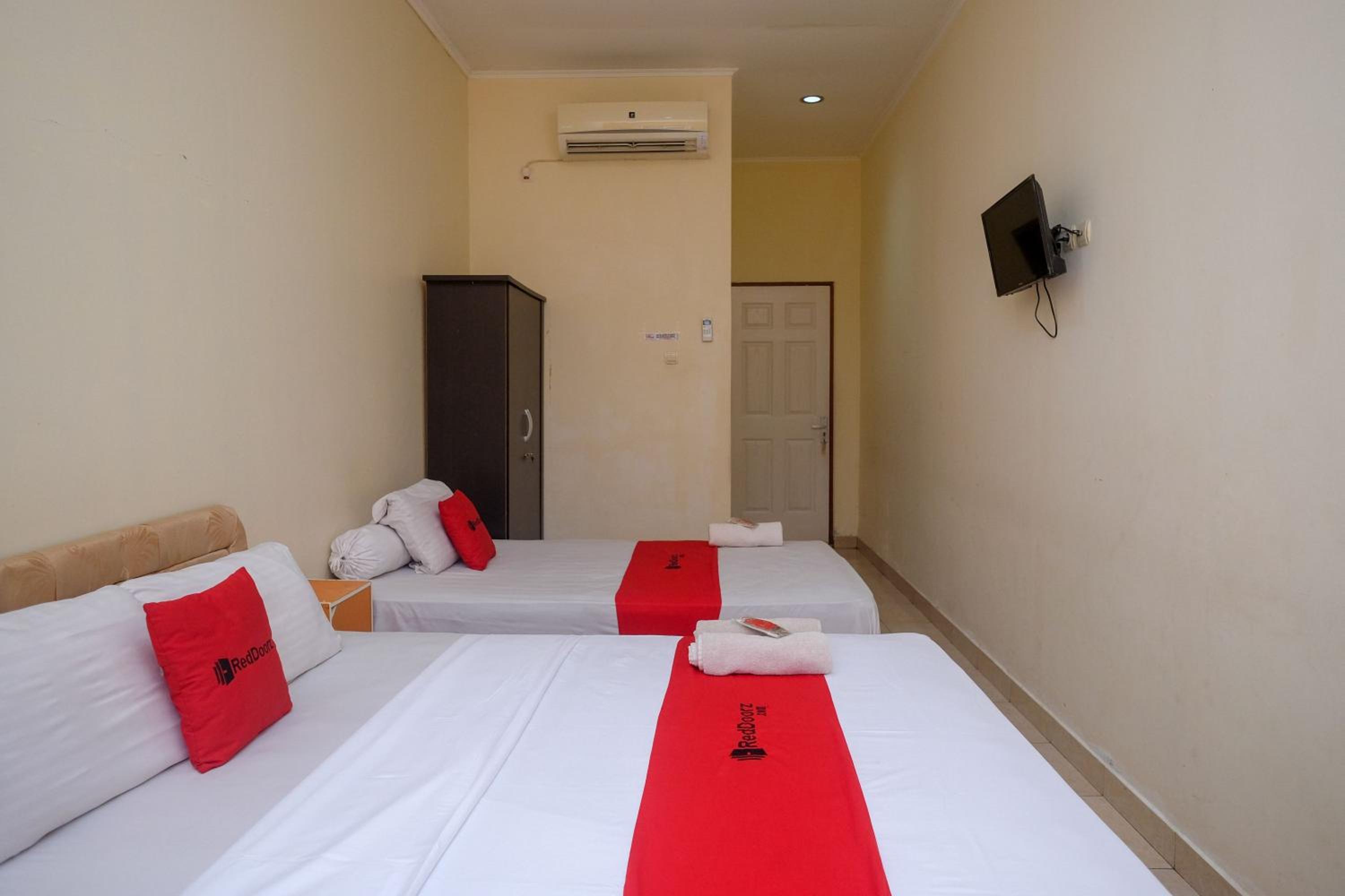 RedDoorz near Jalan Wolter Monginsidi Manado