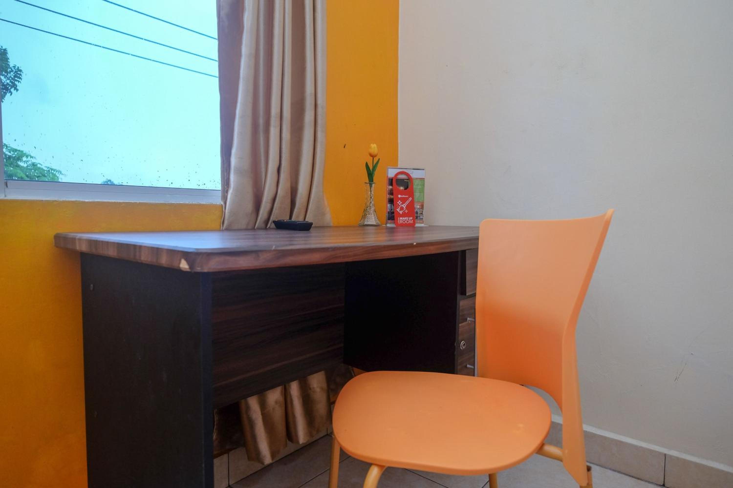RedDoorz near Jalan Wolter Monginsidi Manado, 마나도 - 10