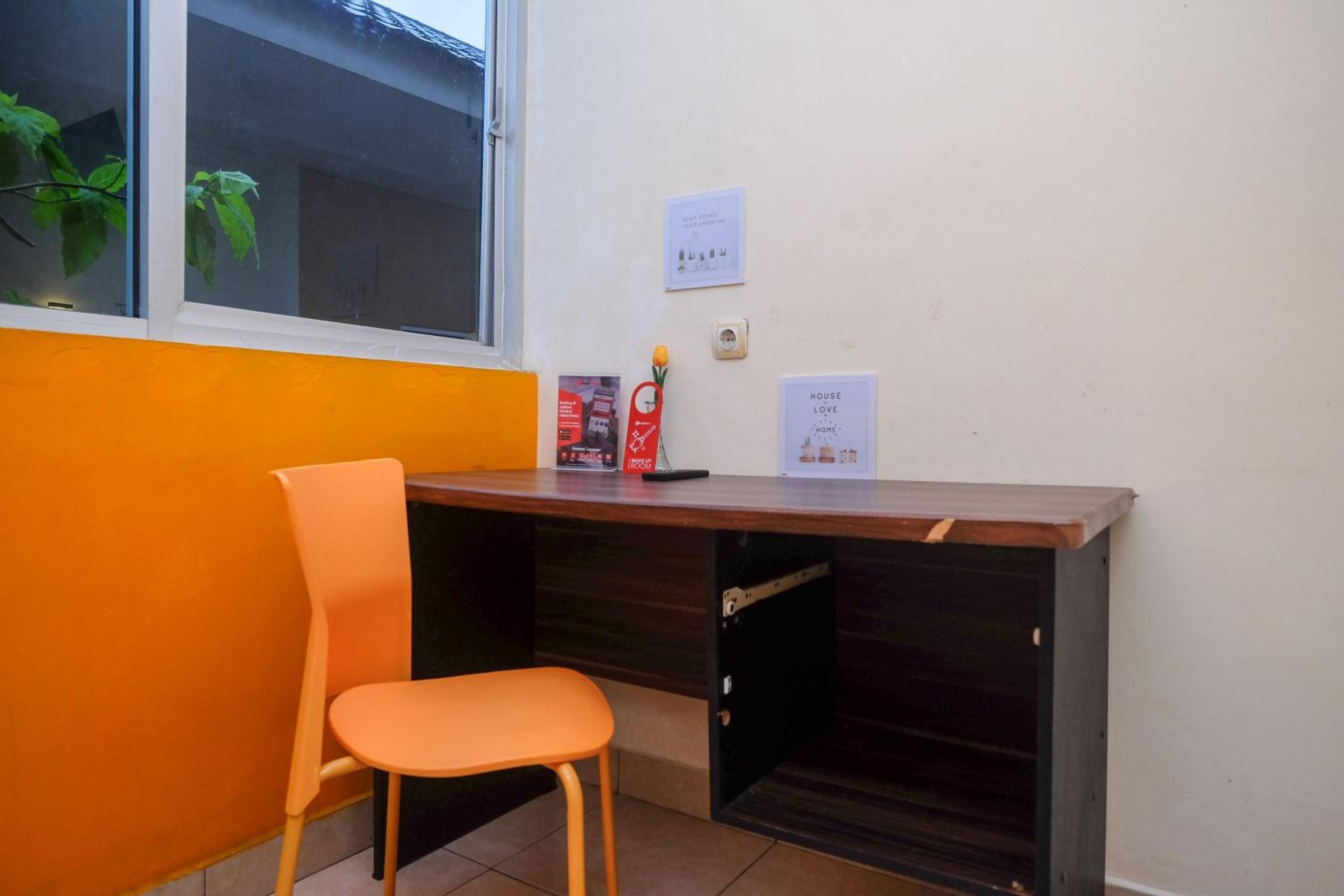 RedDoorz near Jalan Wolter Monginsidi Manado, 마나도 - 22