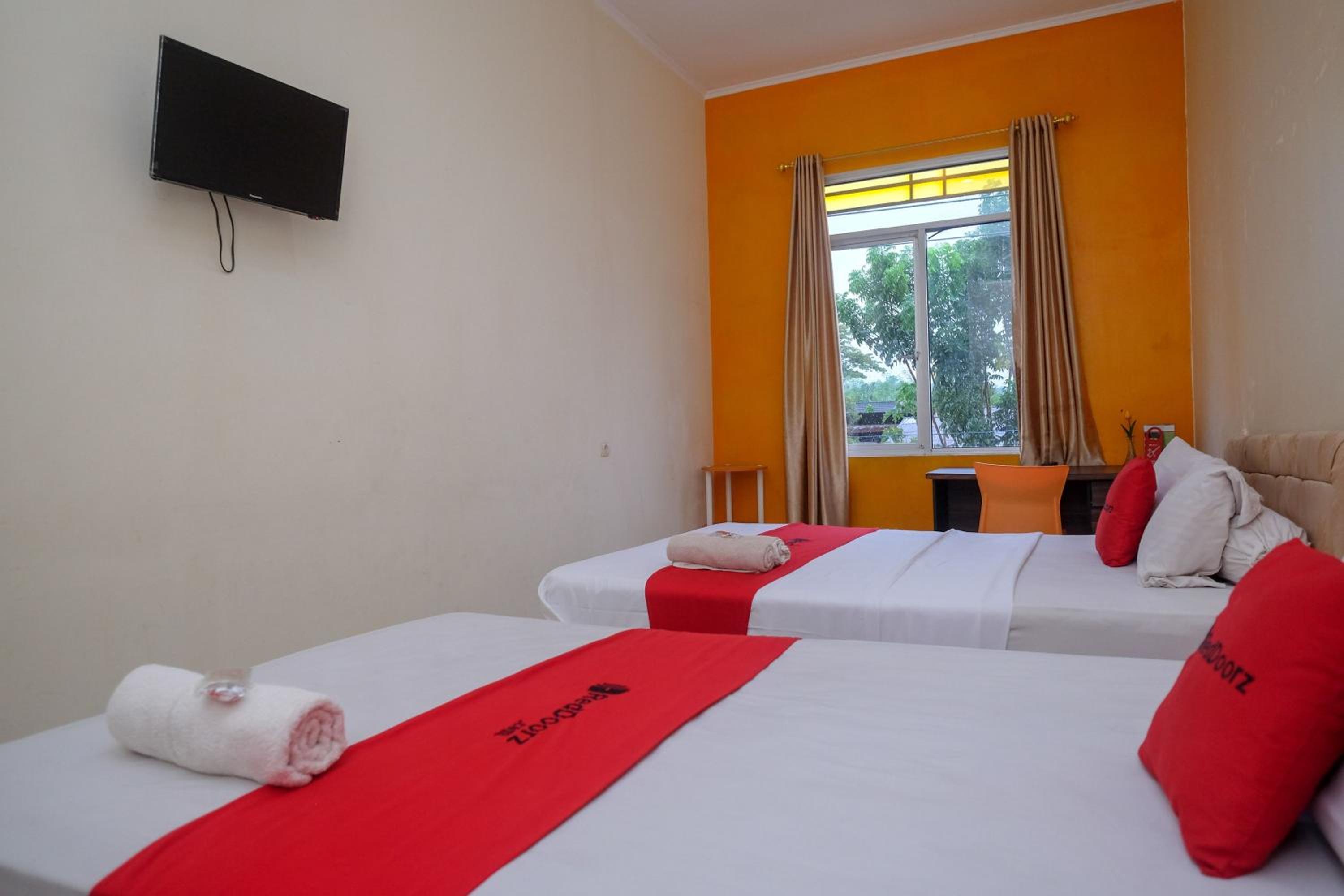 RedDoorz near Jalan Wolter Monginsidi Manado