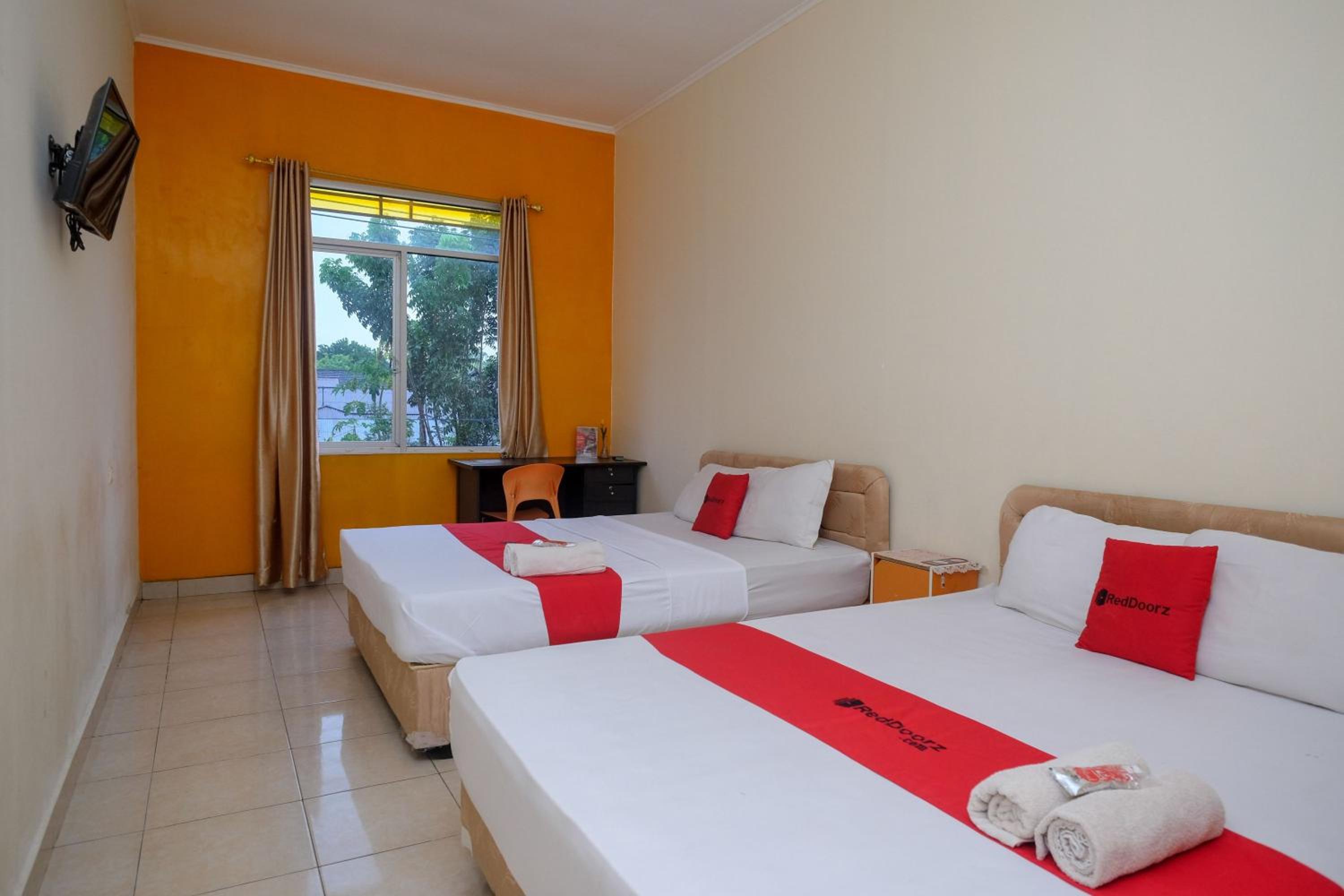 RedDoorz near Jalan Wolter Monginsidi Manado