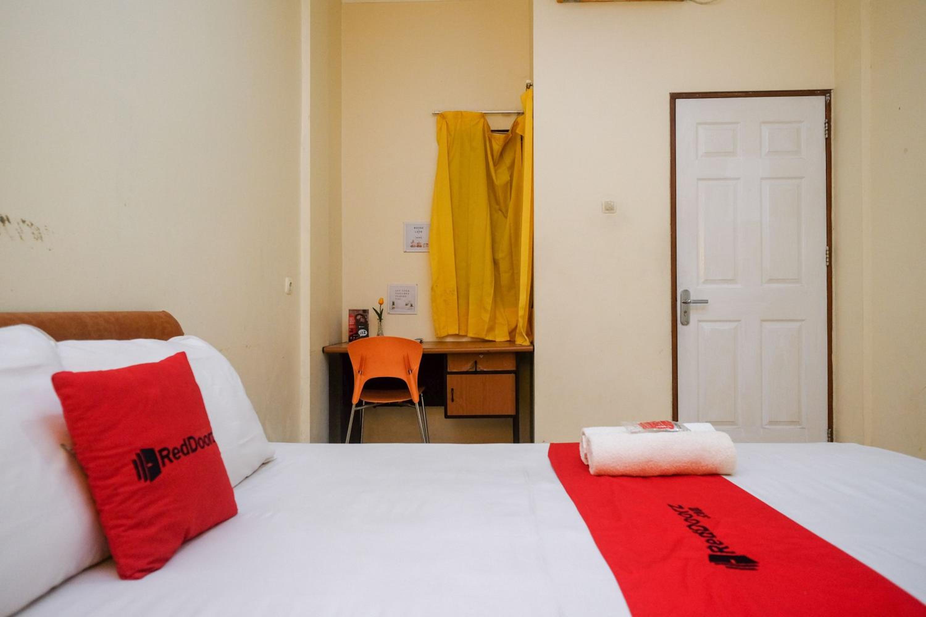 RedDoorz near Jalan Wolter Monginsidi Manado, 마나도 - 17