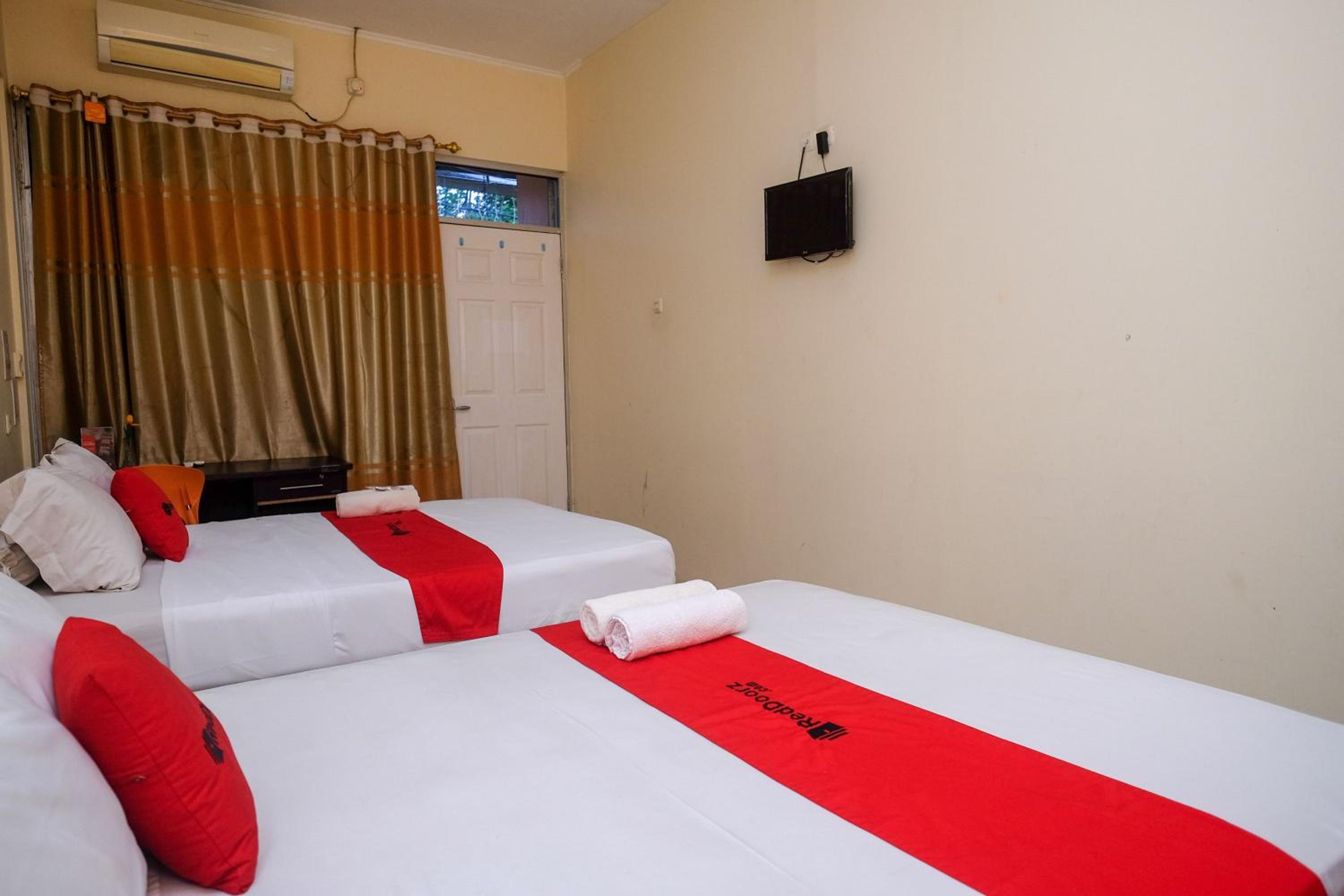 RedDoorz near Jalan Wolter Monginsidi Manado