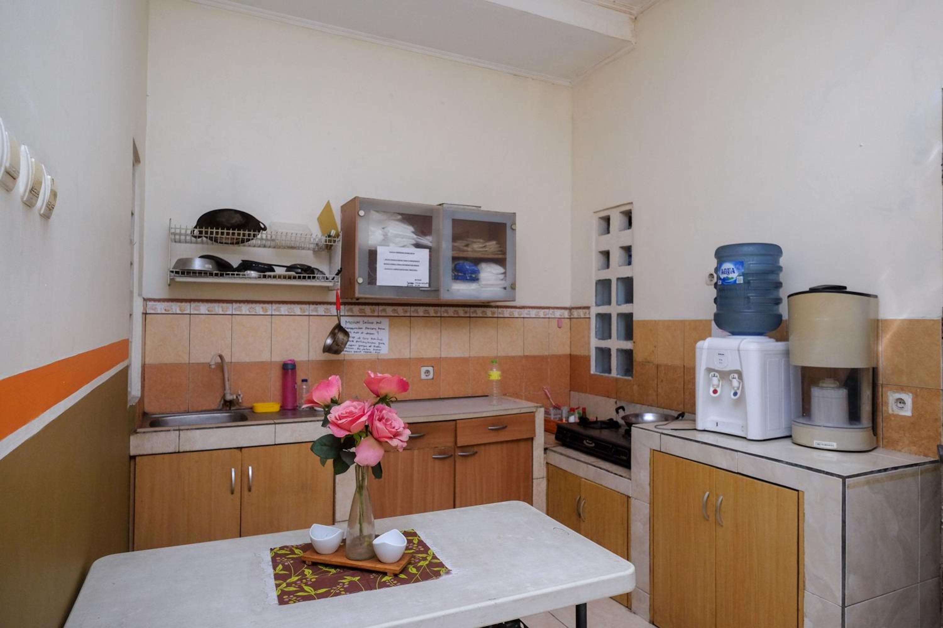 RedDoorz near Jalan Wolter Monginsidi Manado, 마나도 - 20