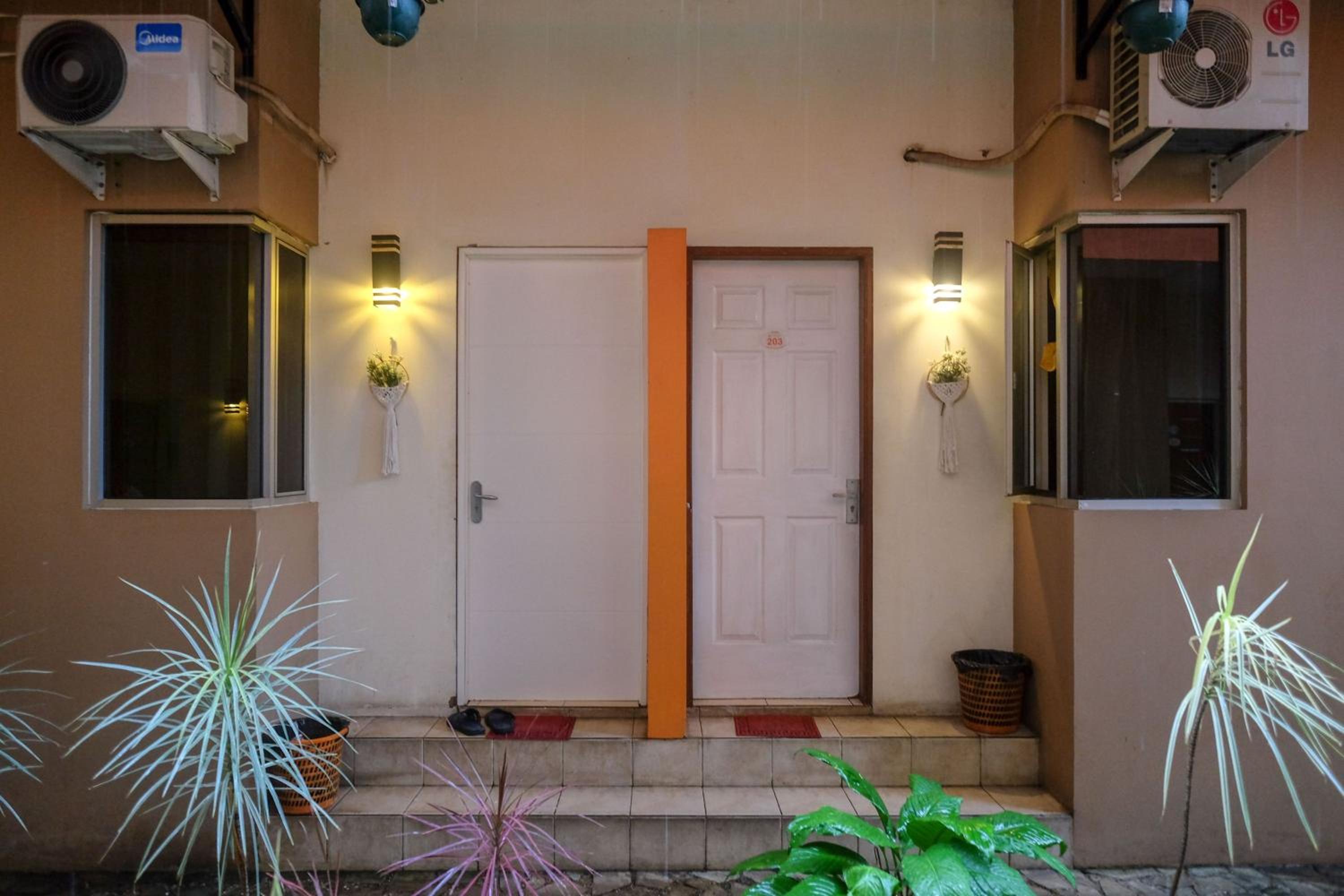 RedDoorz near Jalan Wolter Monginsidi Manado, 마나도 - 12