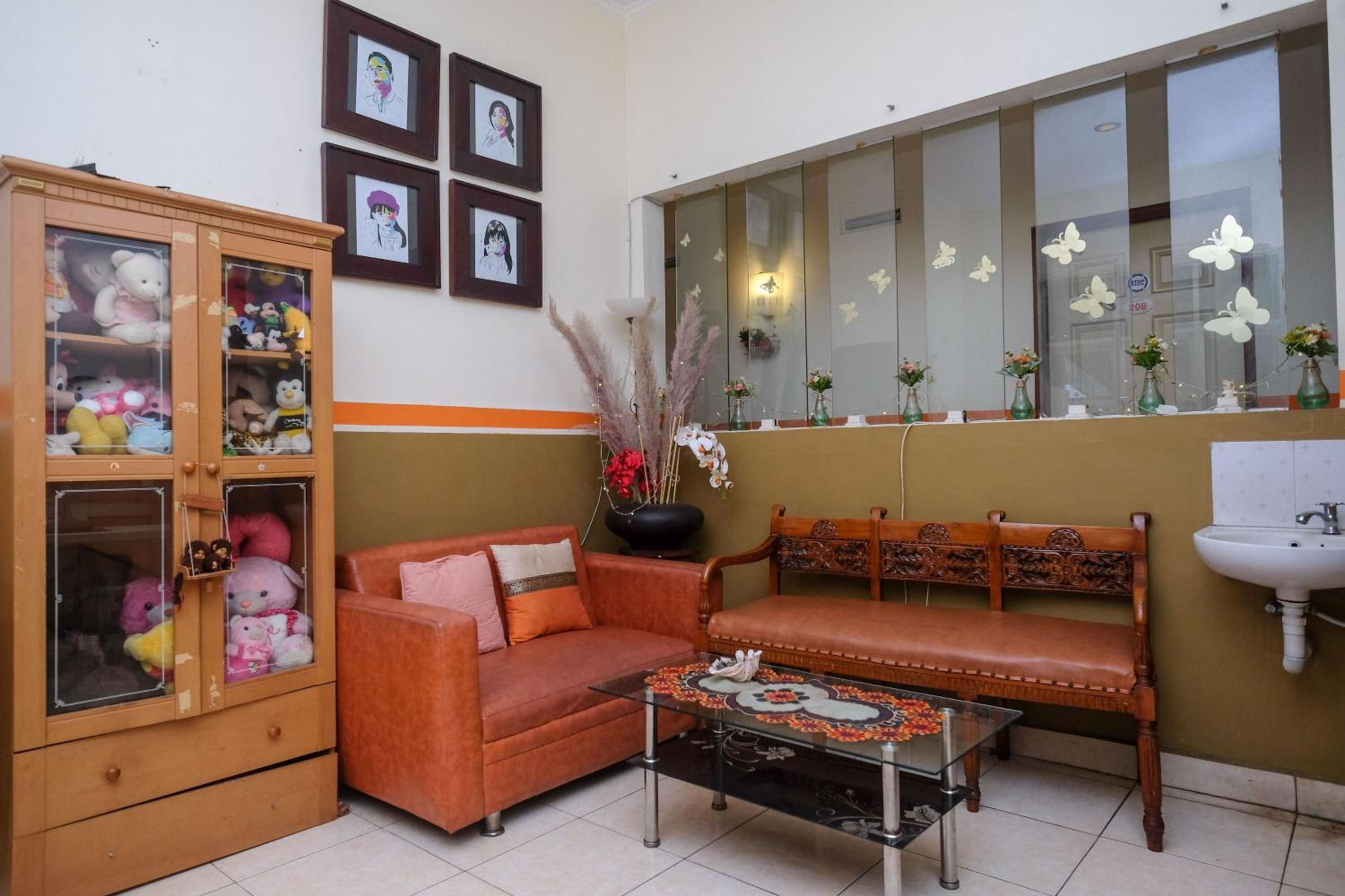 RedDoorz near Jalan Wolter Monginsidi Manado, 마나도 - 11