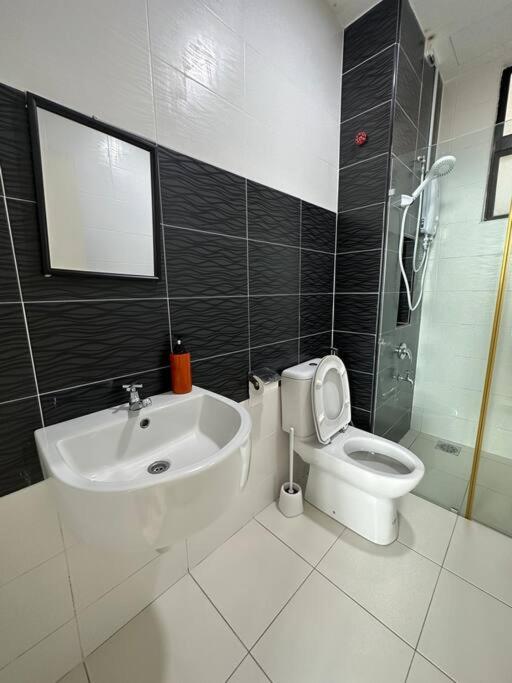 A2404 Platino 2BR ParadigmMall Netflix By STAY