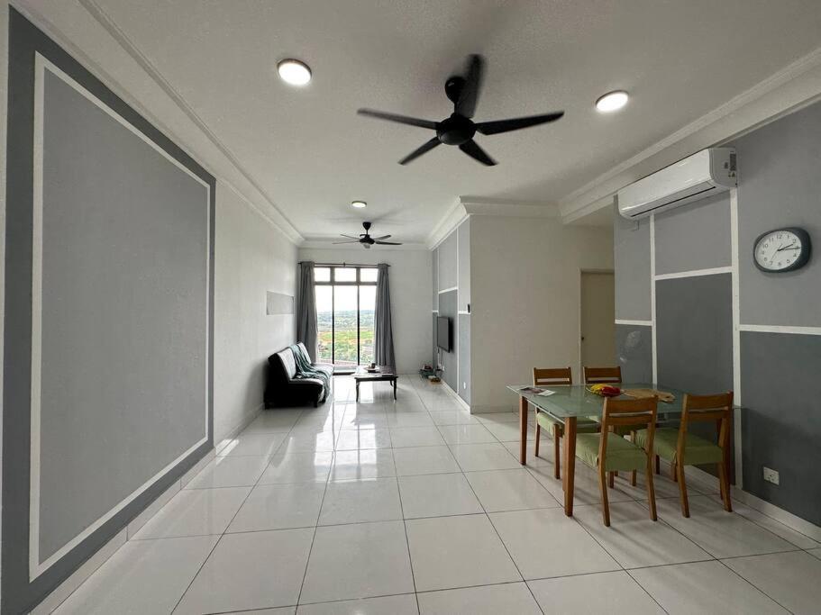 A2404 Platino 2BR ParadigmMall Netflix By STAY