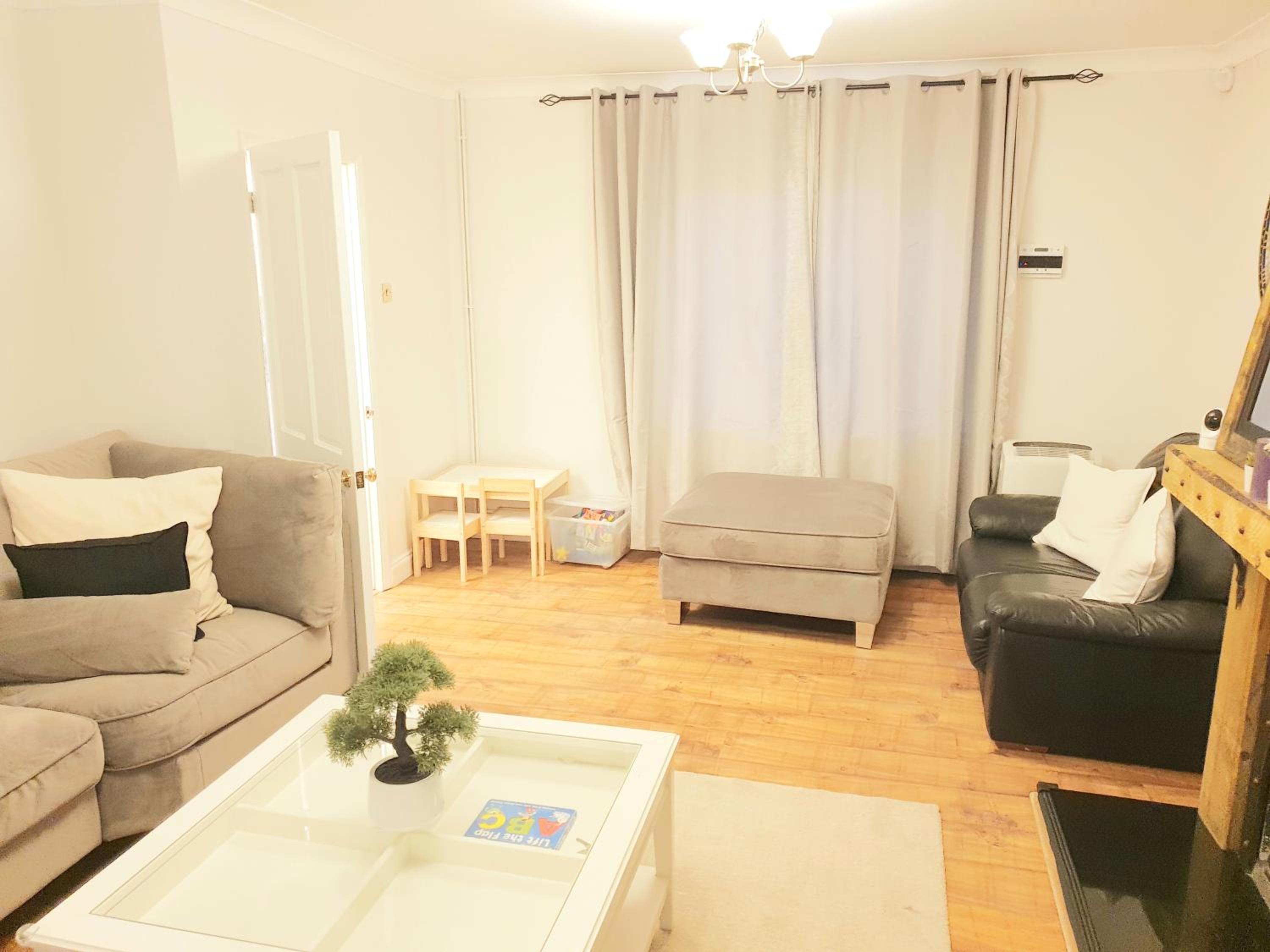 Specious 3bed property with parking & large garden view 4