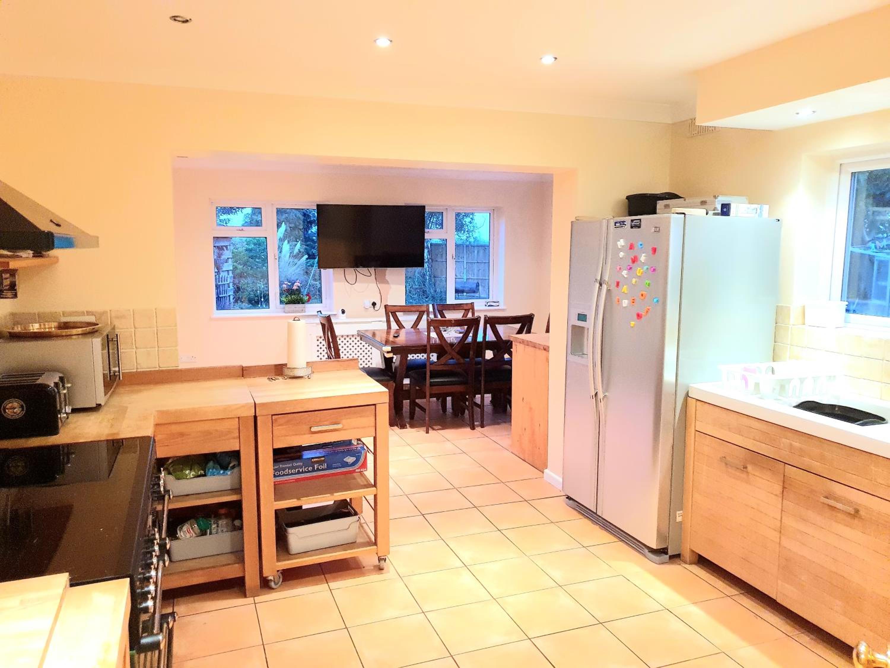 Specious 3bed property with parking & large garden view 5