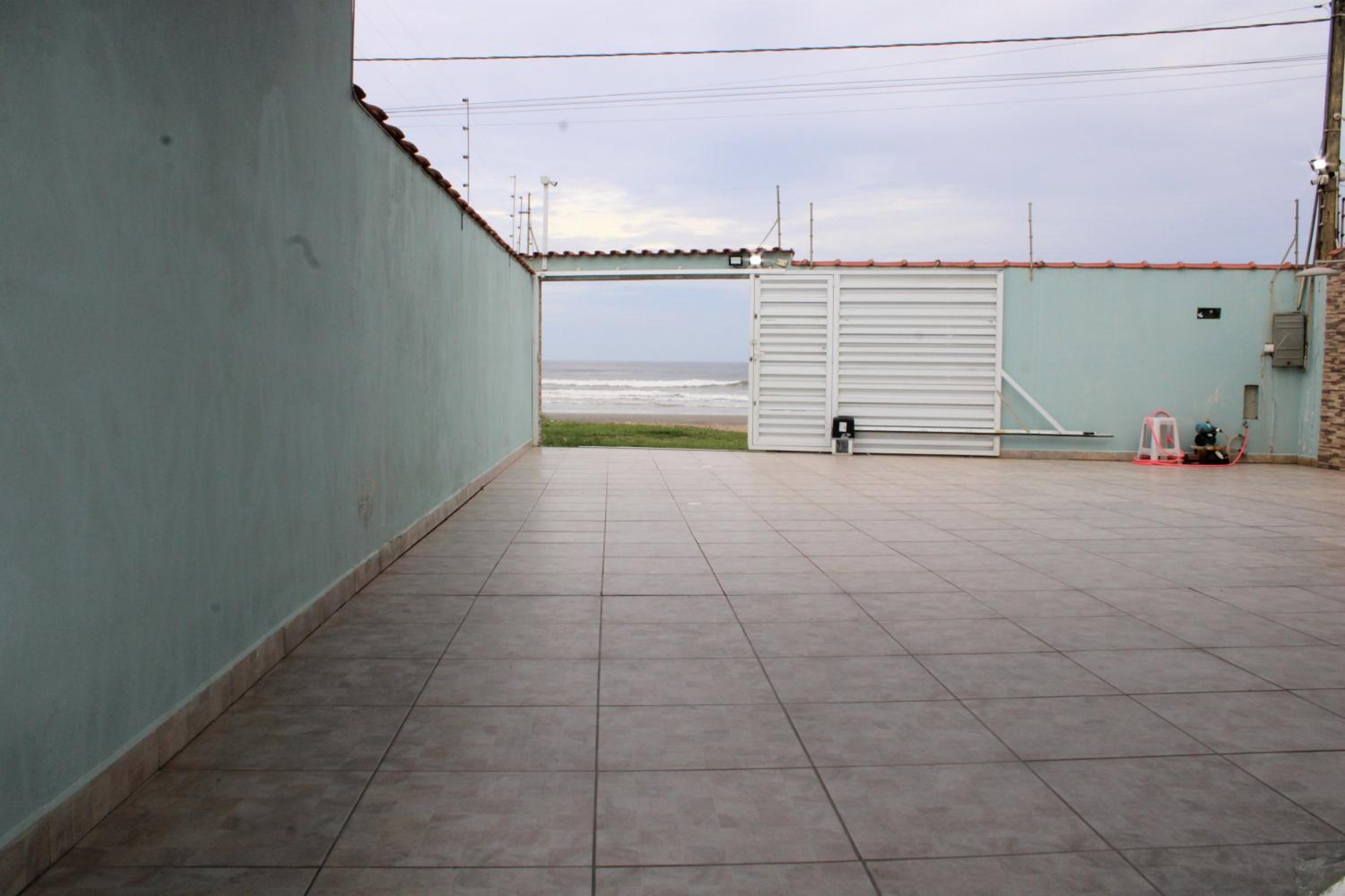 Casa com piscina à beira-mar