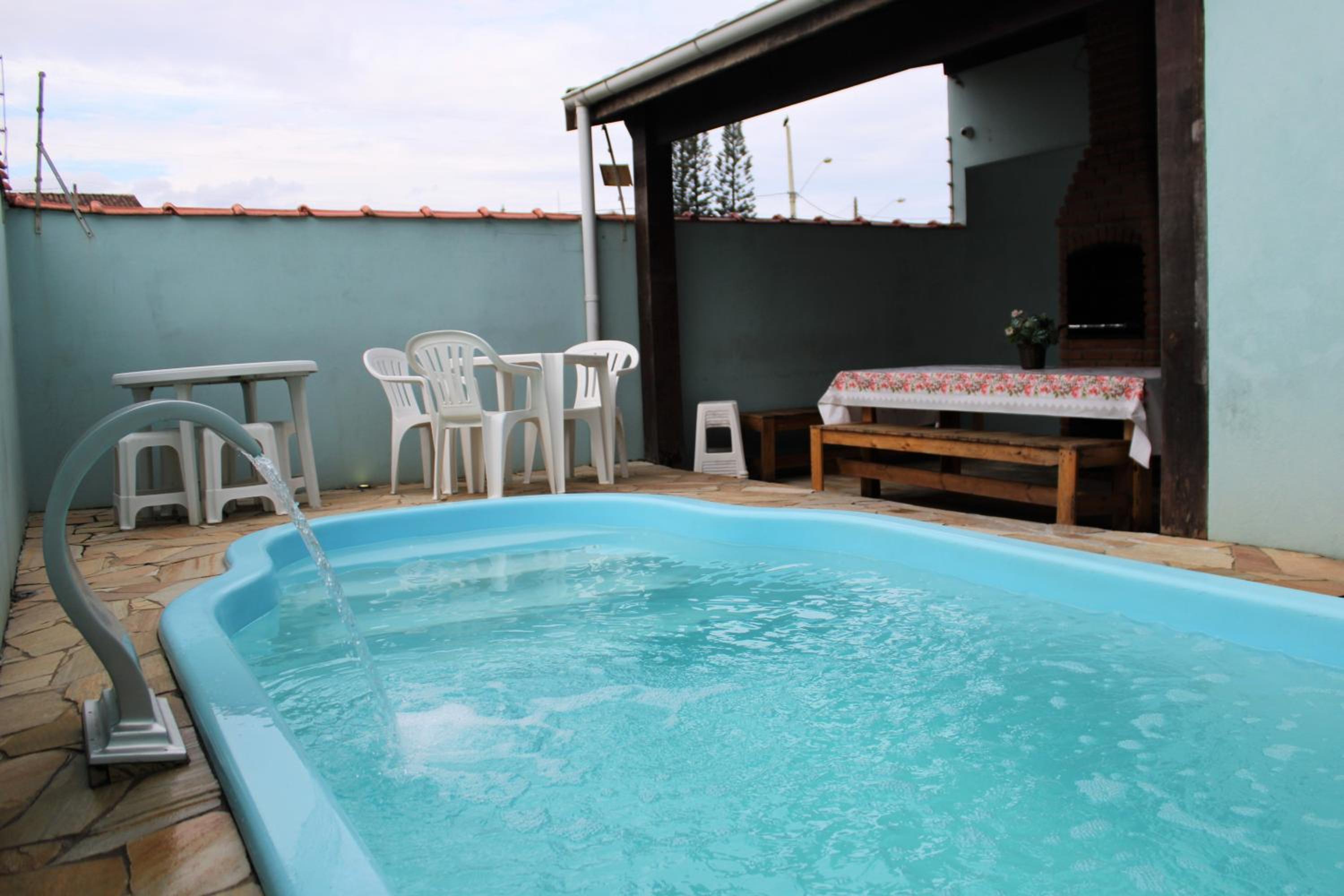 Casa com piscina à beira-mar