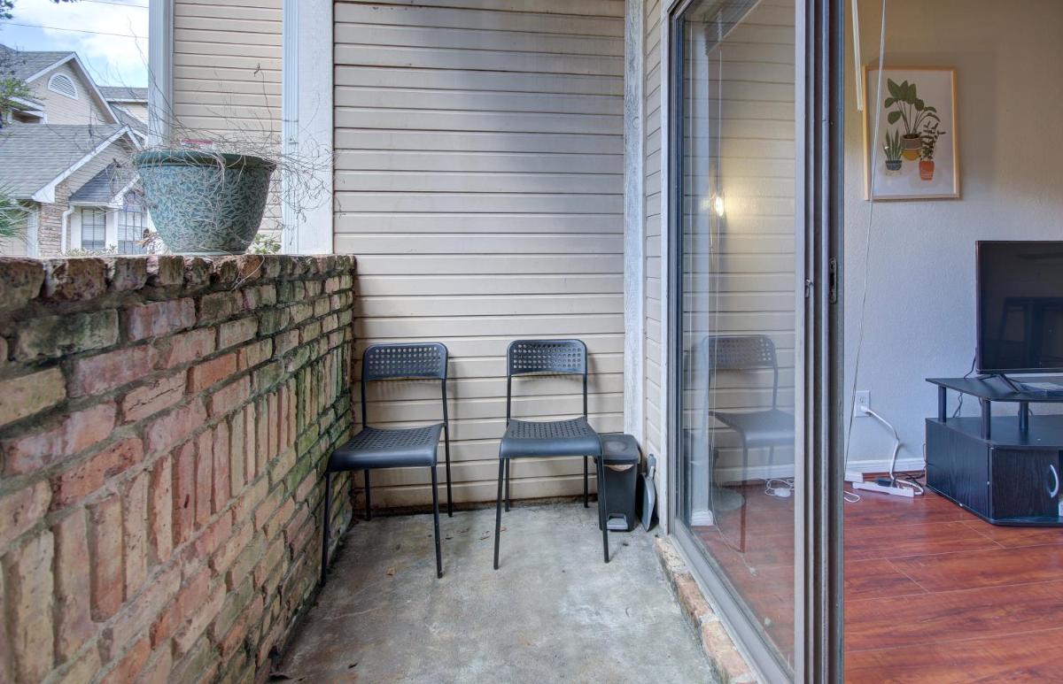 Lovely 2 bedroom, 1 bath condo with pools and gym. view 4