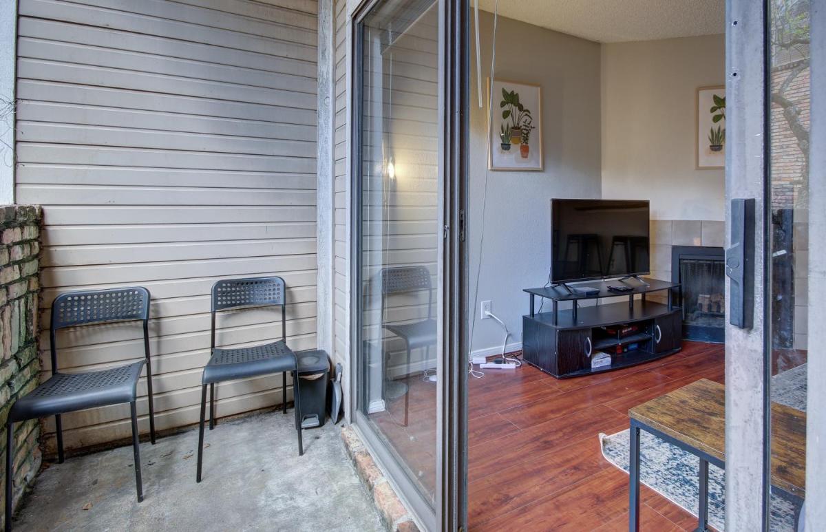 Lovely 2 bedroom, 1 bath condo with pools and gym. view 3