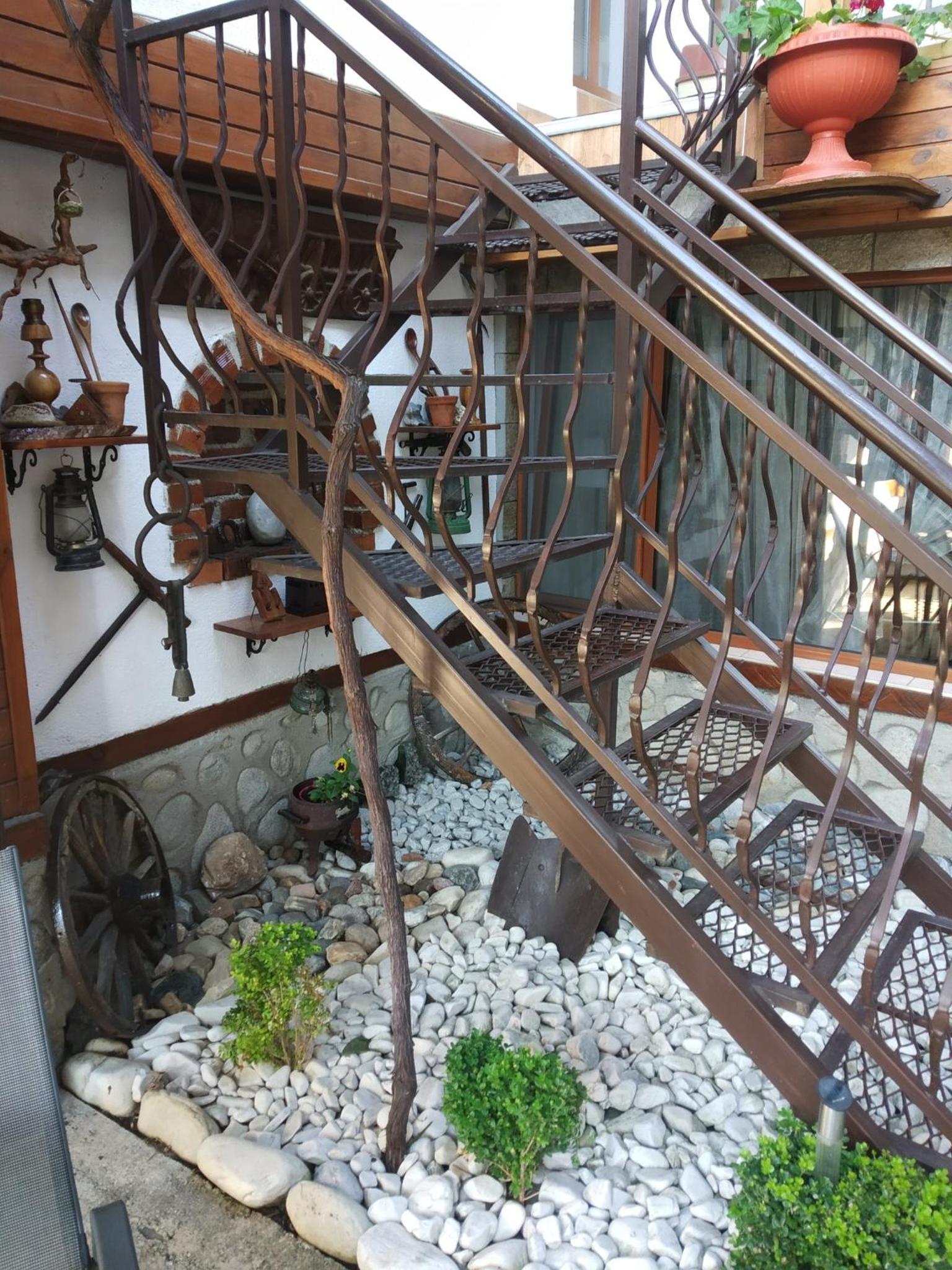 NIKI HOUSE