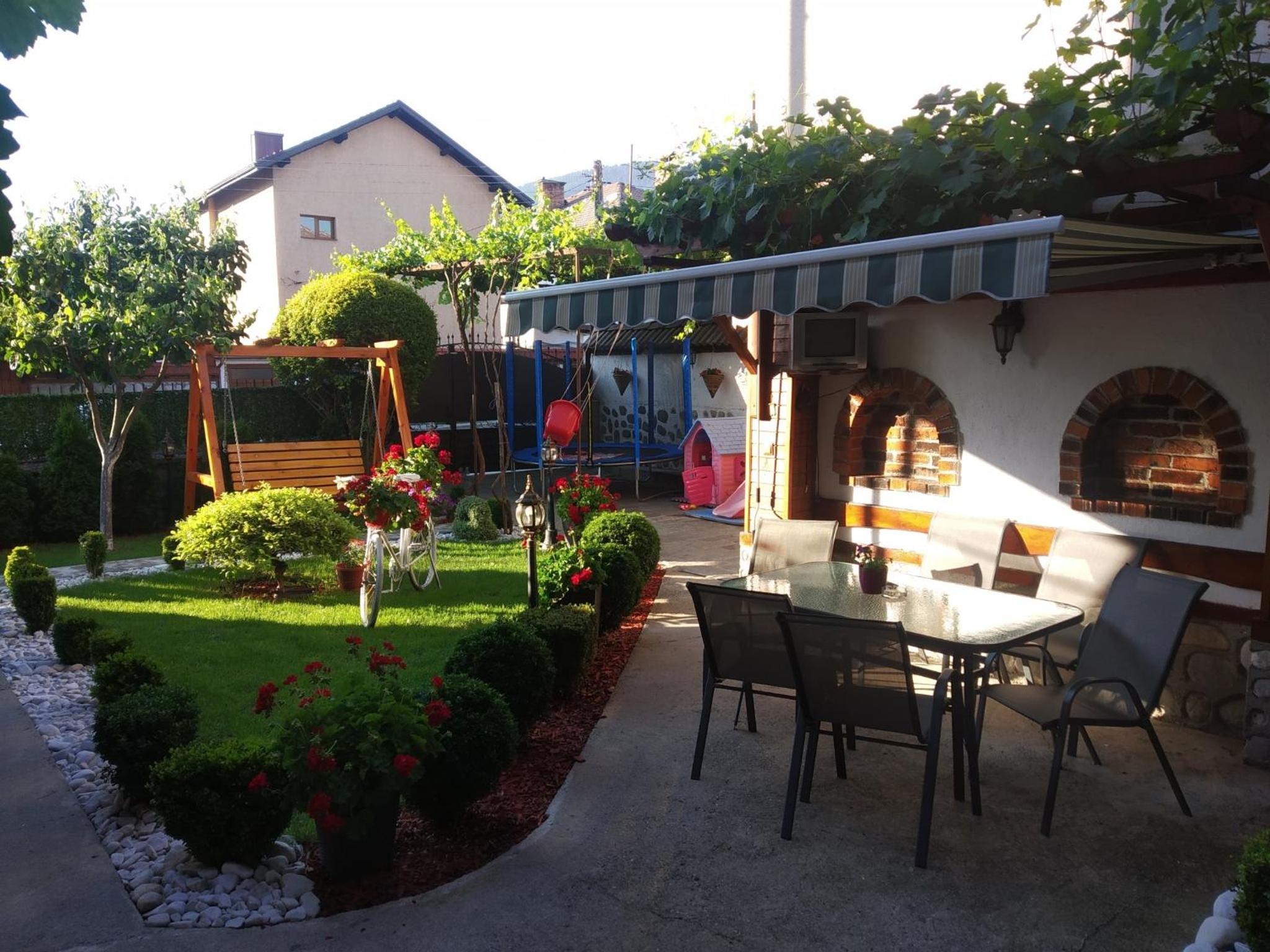 NIKI HOUSE