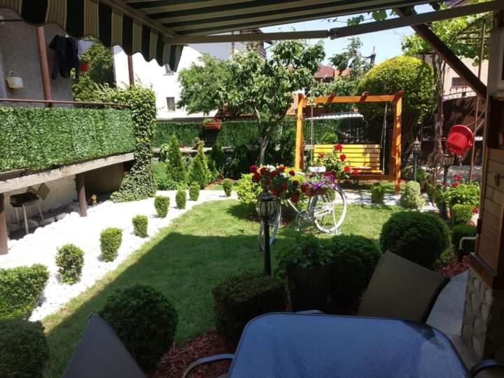 NIKI HOUSE