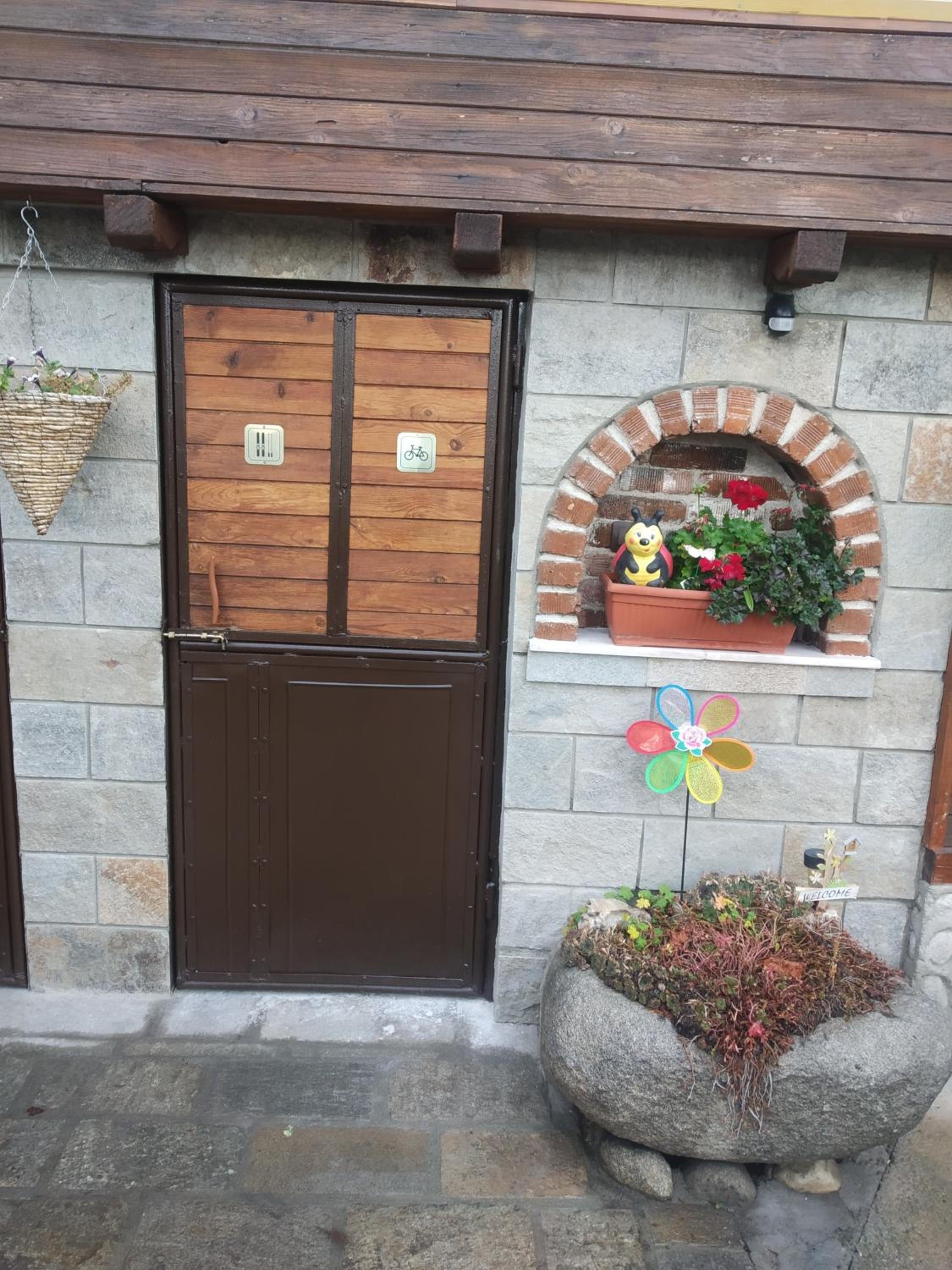 NIKI HOUSE