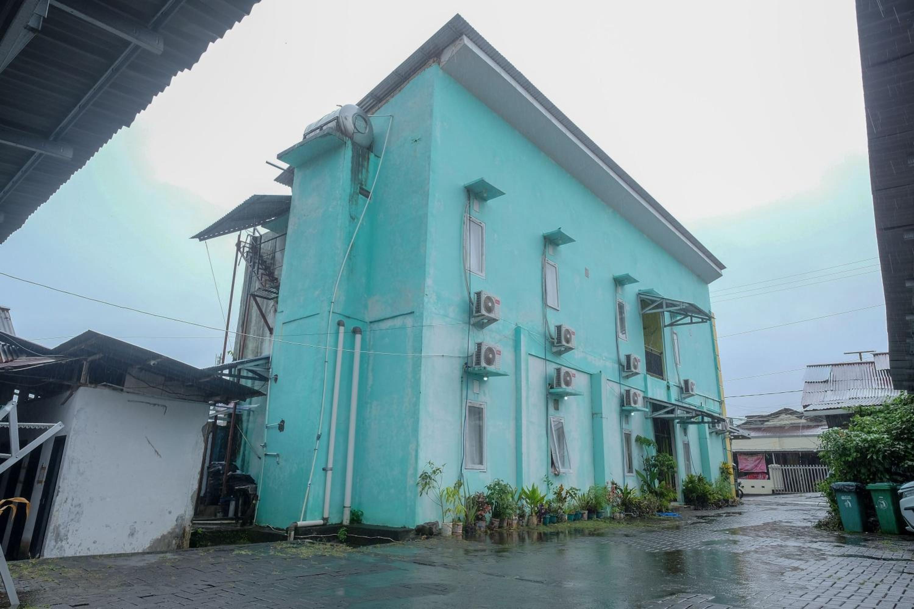 RedDoorz near Politeknik Manado