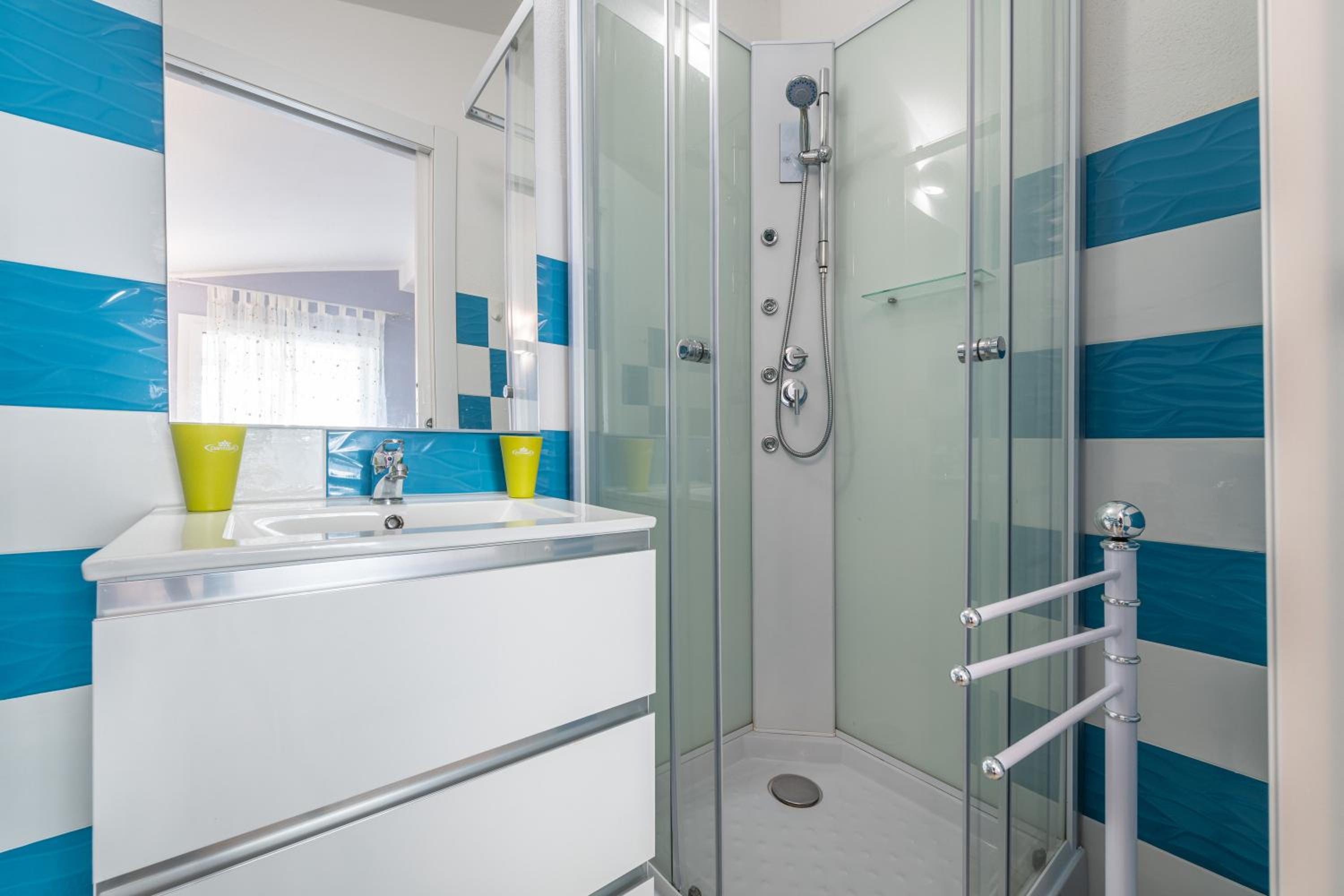 Ibiscus Rosa 2 en Geremeas — bathroom