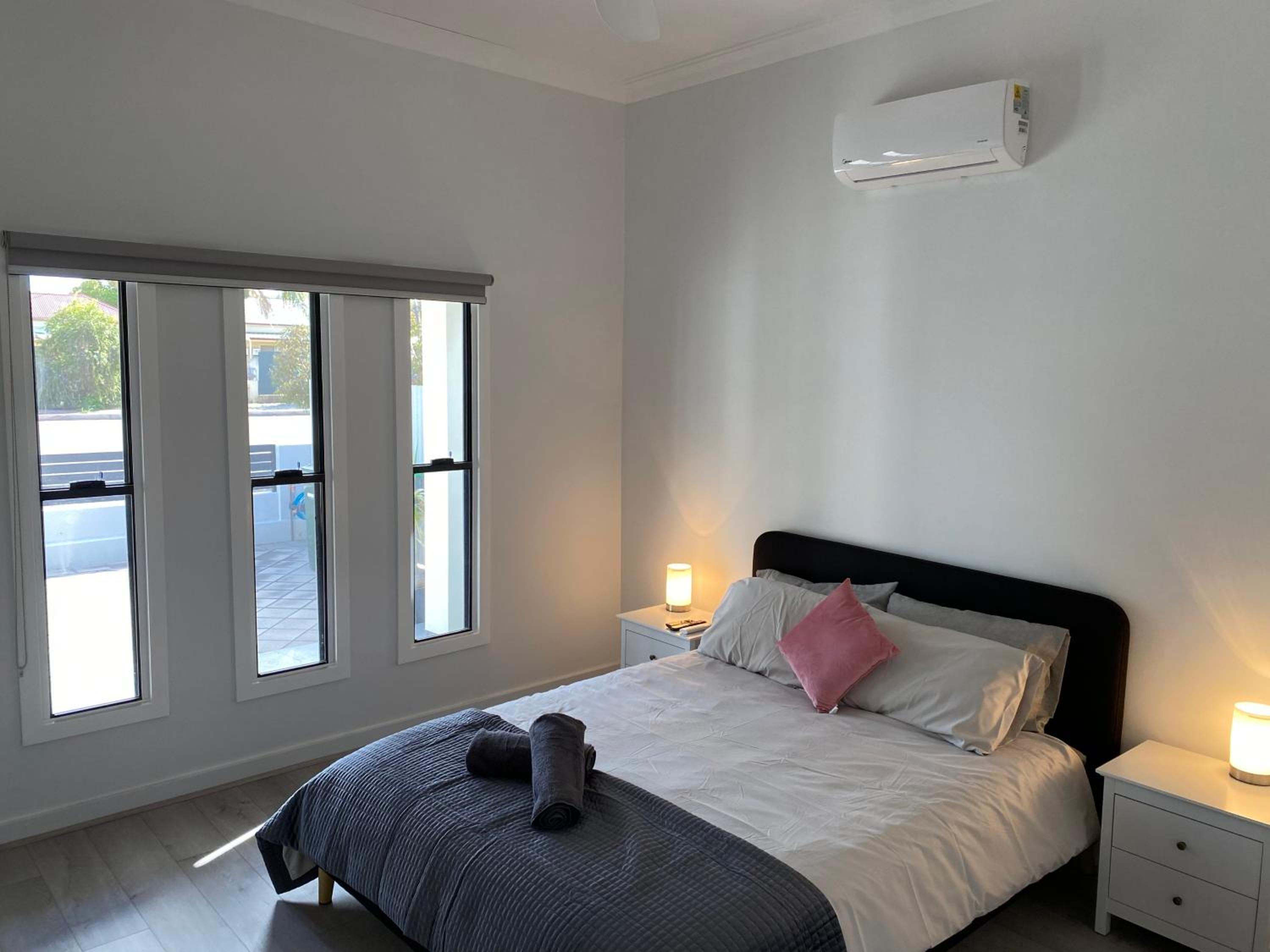 Lux Modern 4 Bedroom House Central CBD
